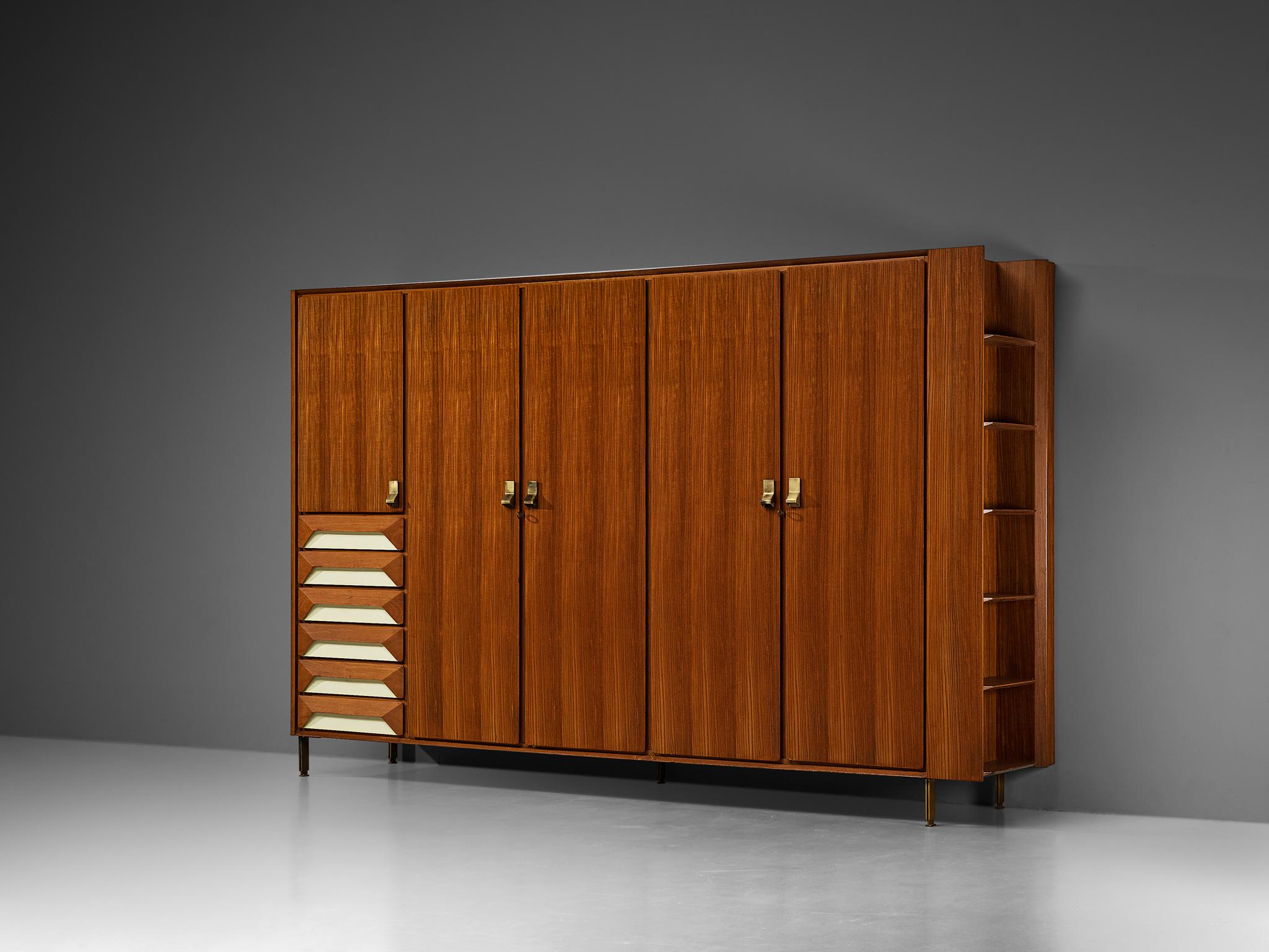 Ottone Grande armadio italiano in teak con dettagli in ottone in vendita