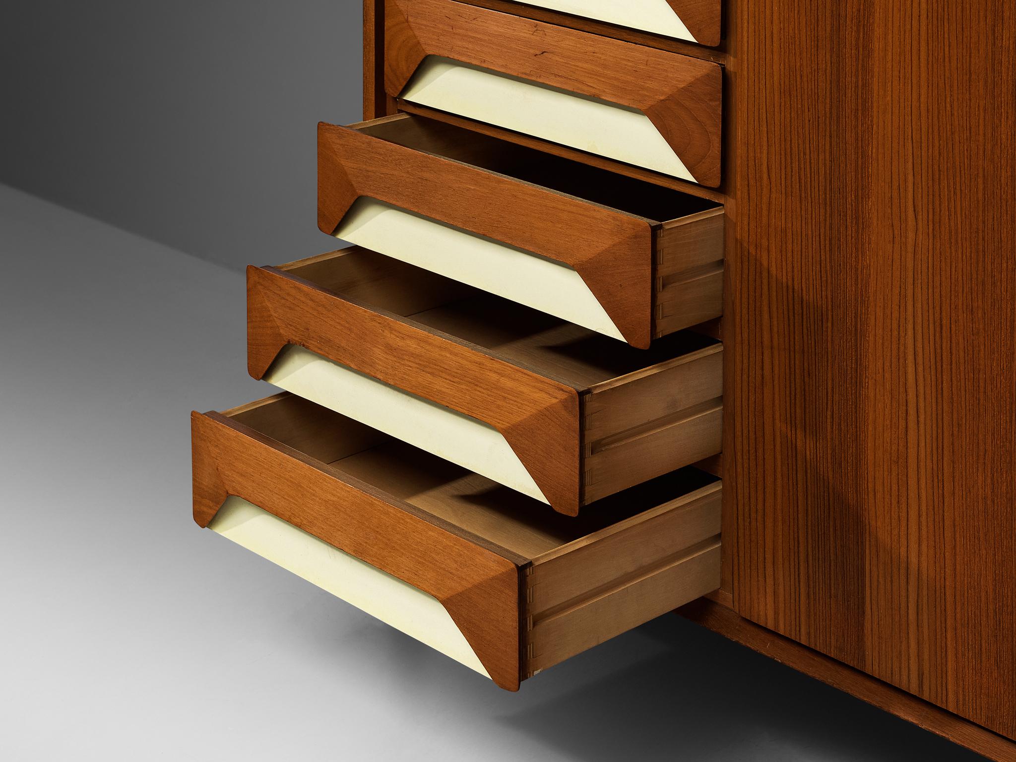 Grande armadio italiano in teak con dettagli in ottone in vendita 1