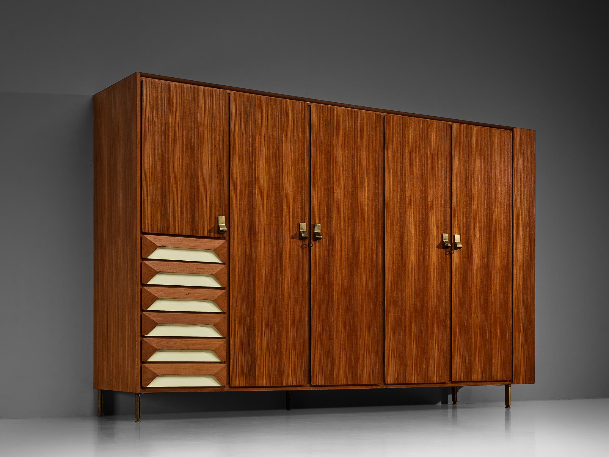 Grande armadio italiano in teak con dettagli in ottone in vendita 2