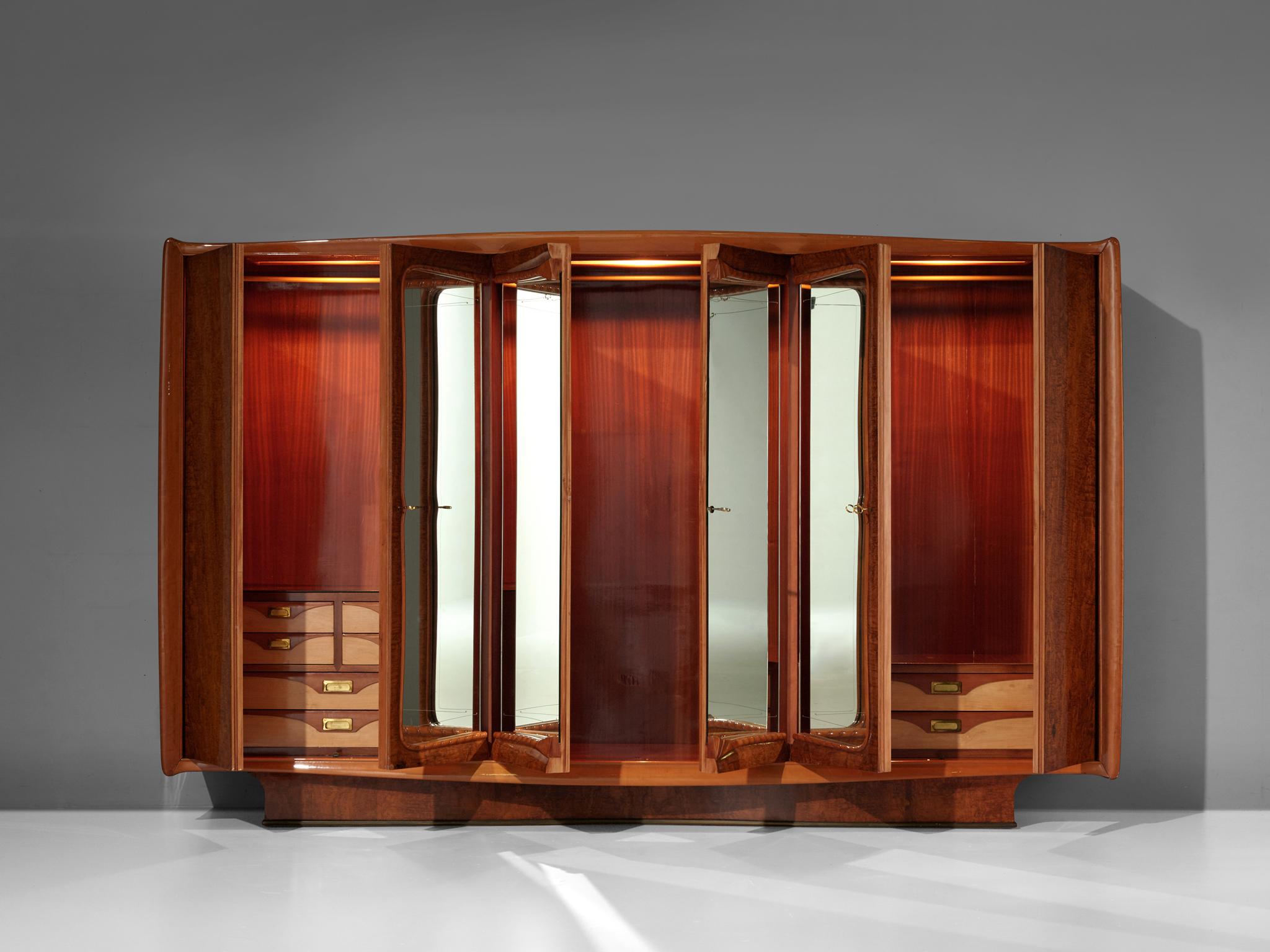 Mid-Century Modern Exquise armoire italienne avec portes en miroir en ronce de noyer en vente