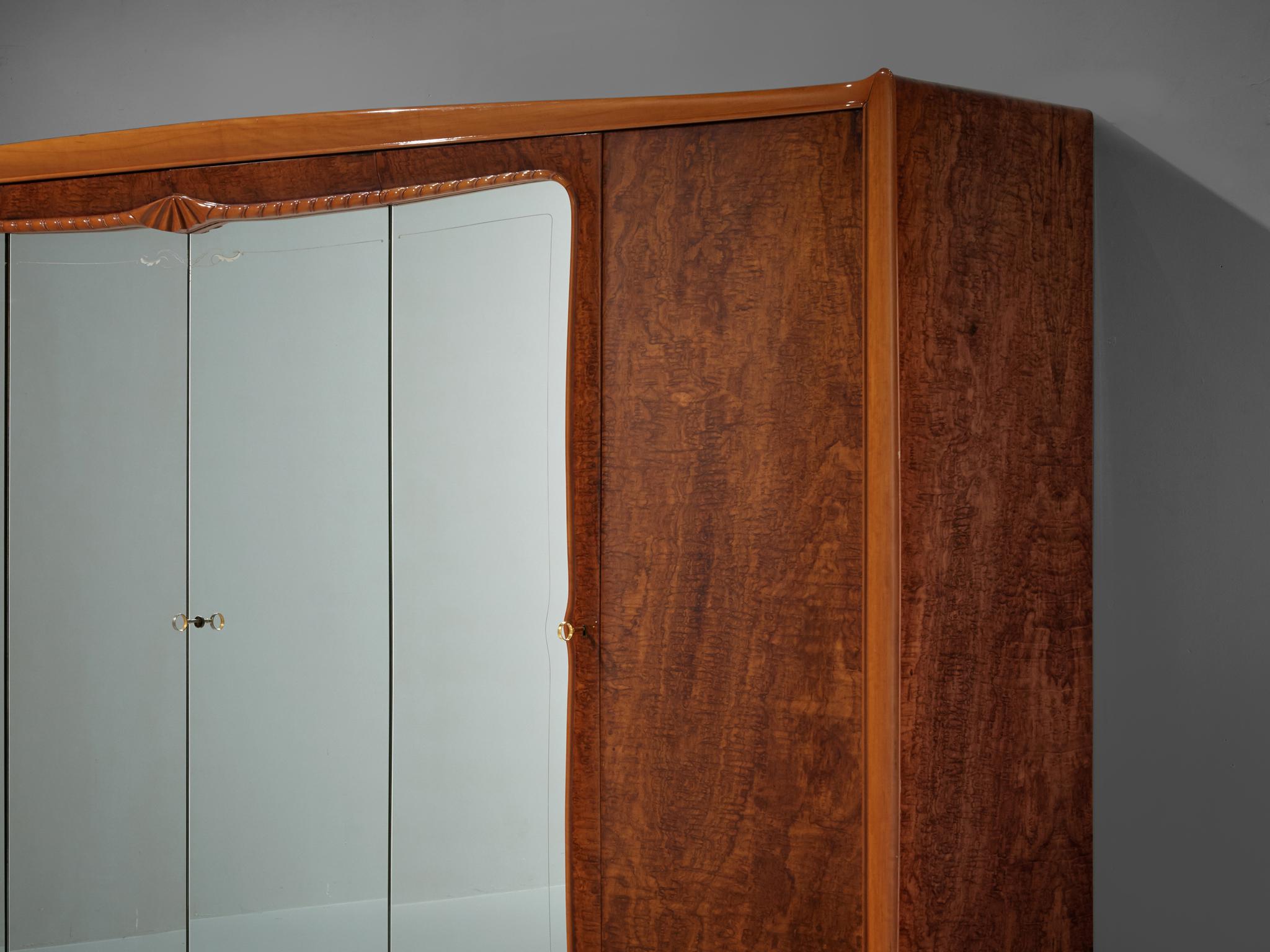 Milieu du XXe siècle Exquise armoire italienne avec portes en miroir en ronce de noyer en vente