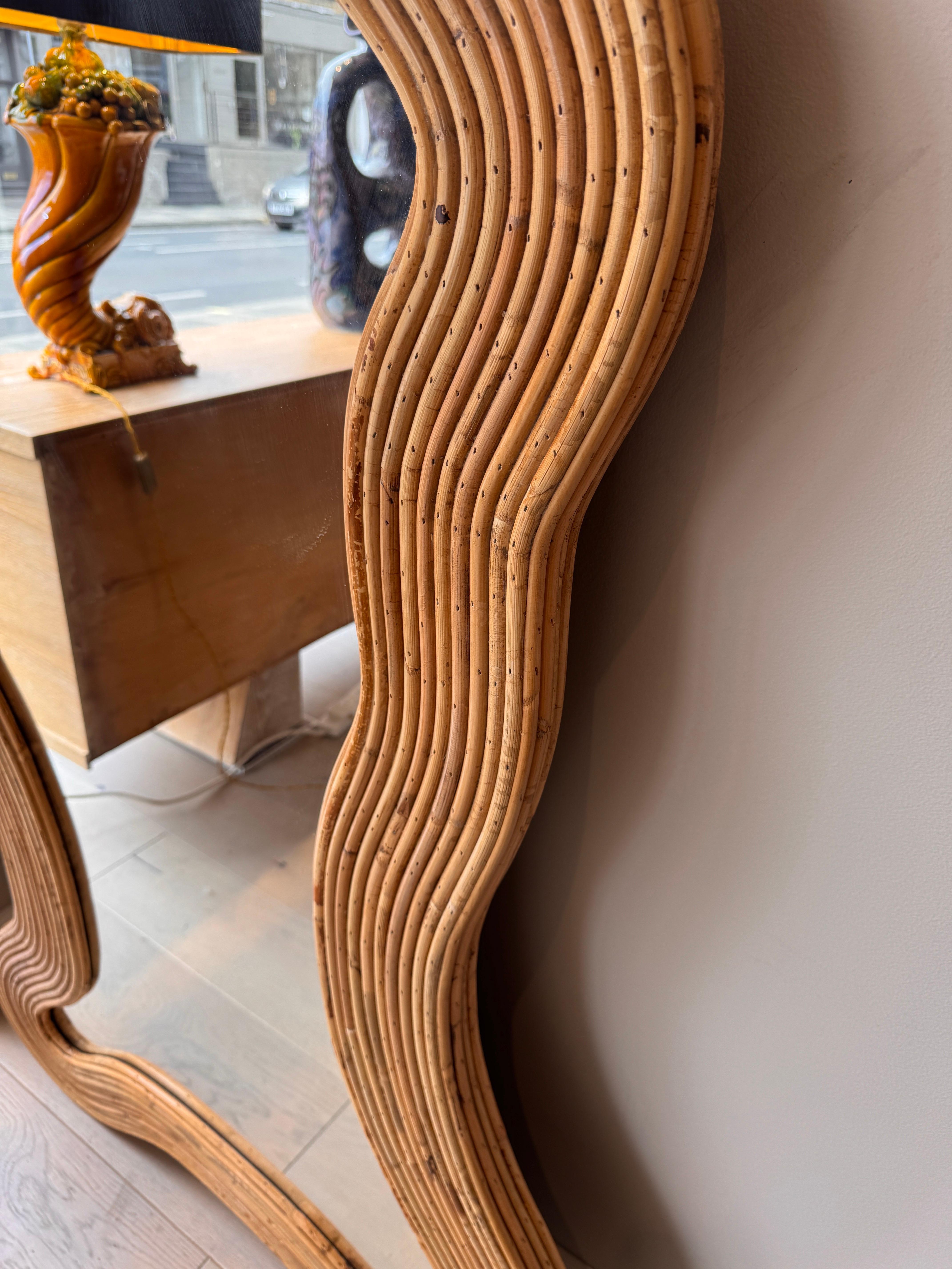 Fait main Grand miroir italien en bambou ondulé en vente