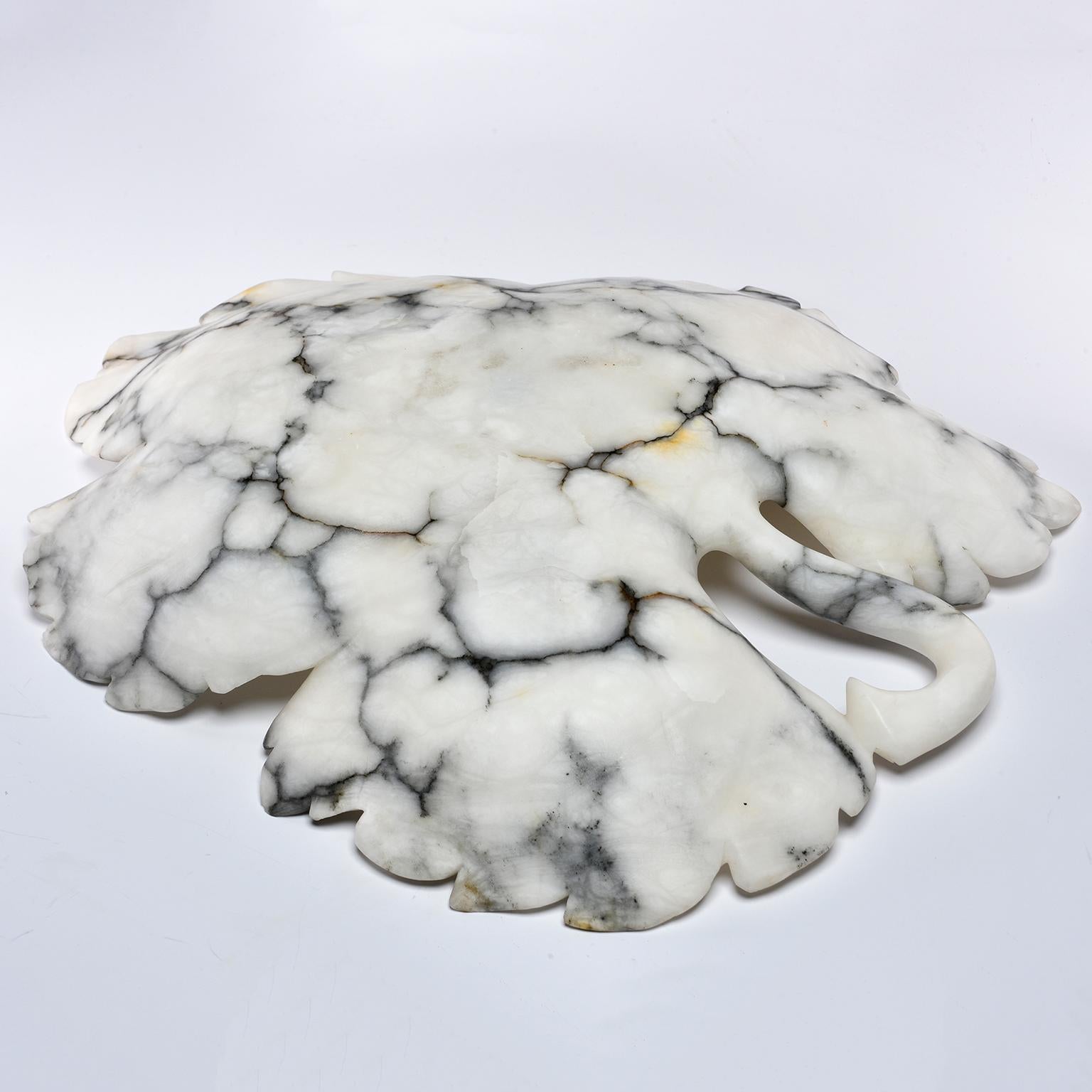 Grand plat ou bol italien en forme de feuille d'albâtre blanc et gris Neuf - En vente à Troy, MI