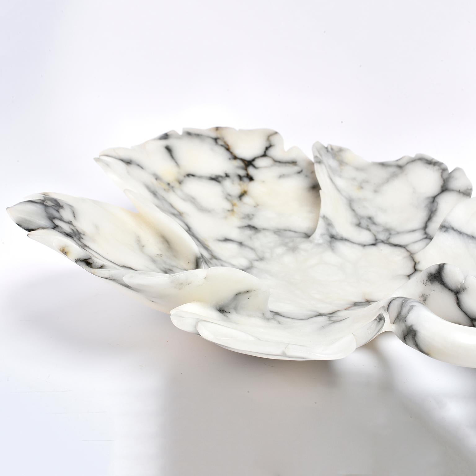 Gran fuente o cuenco italiano en forma de hoja de alabastro blanco y gris en Nuevo estado para la venta en Troy, MI