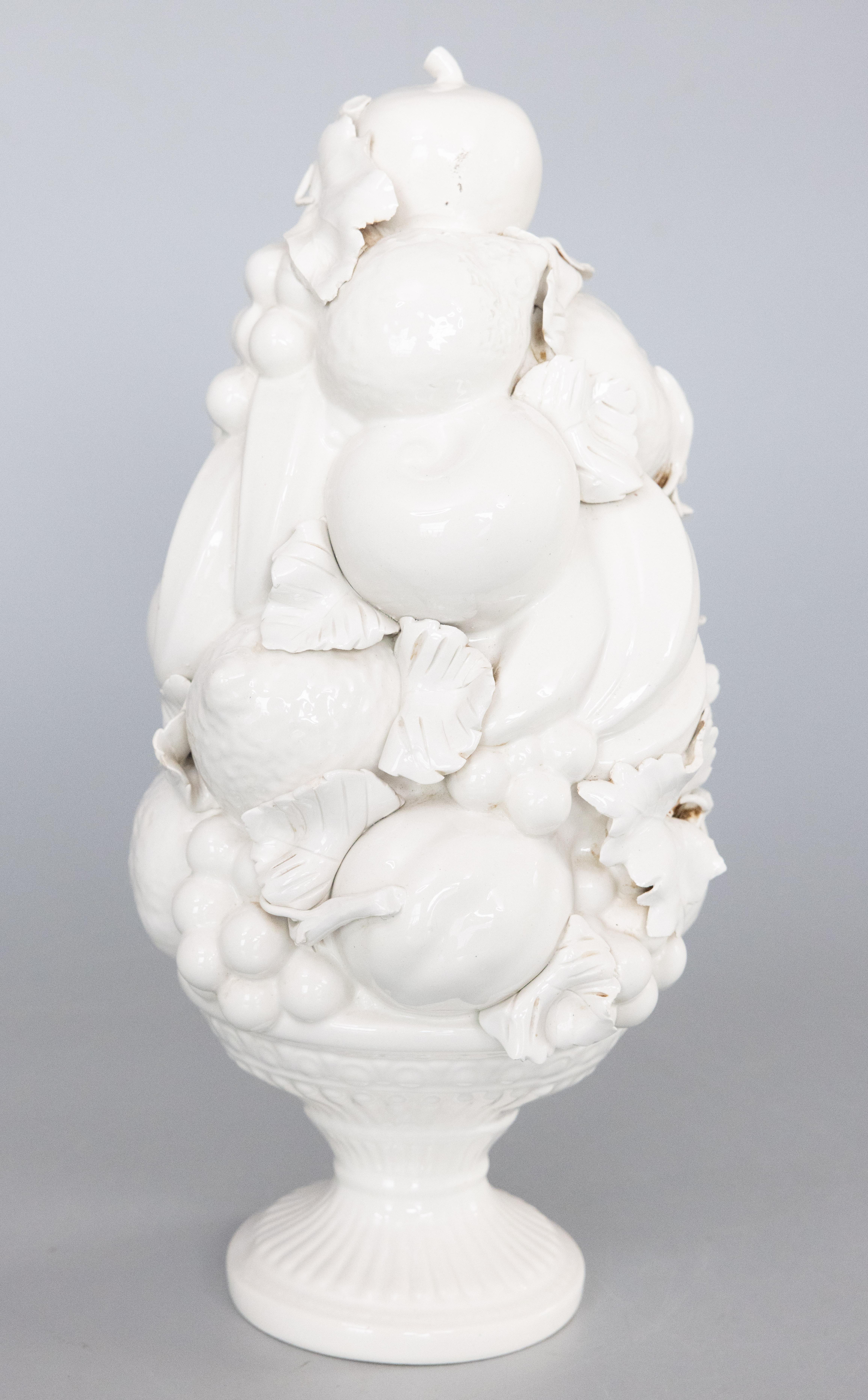 Superbe topiaire de 16,5 pouces en céramique émaillée du Blanc de Chine, réalisée à la main, dans un panier sur piédestal. Marqué 