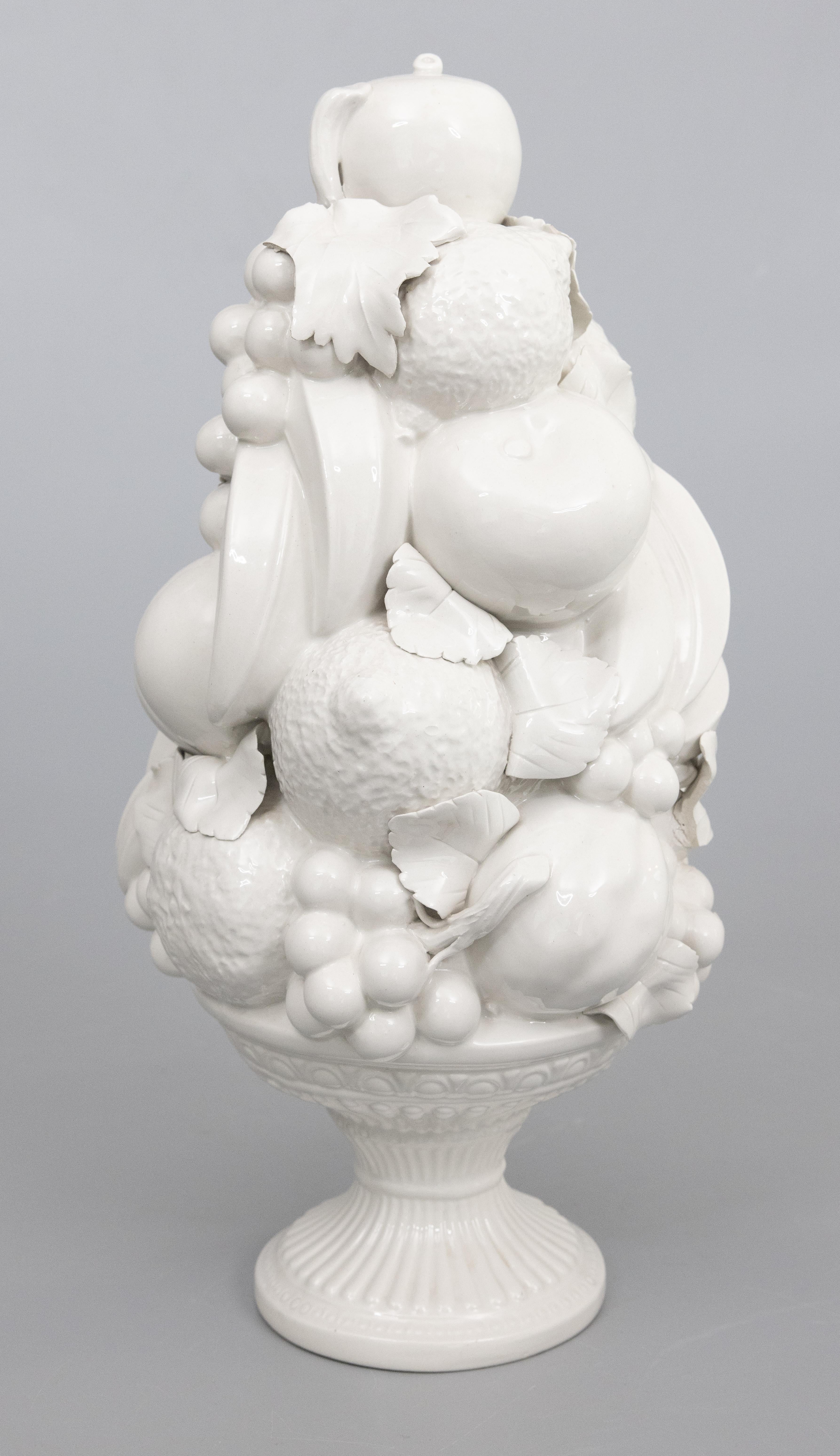 Superbe topiaire de 16,5 pouces en céramique émaillée du Blanc de Chine, réalisée à la main, dans un panier sur piédestal. Marqué 