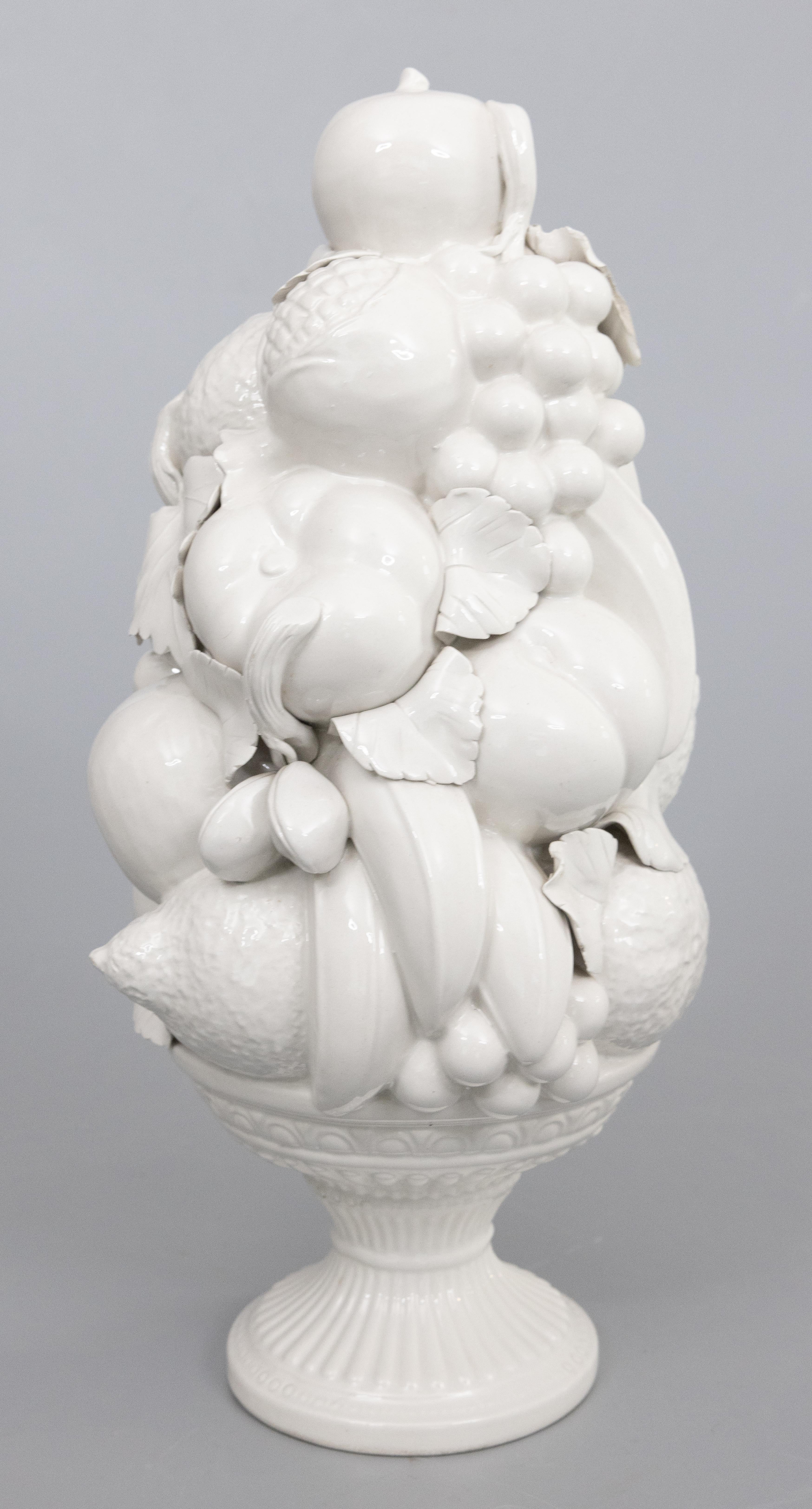 Vernissé Grand centre de table Topiaire de fruits en Creamware blanc de Chine italien en vente