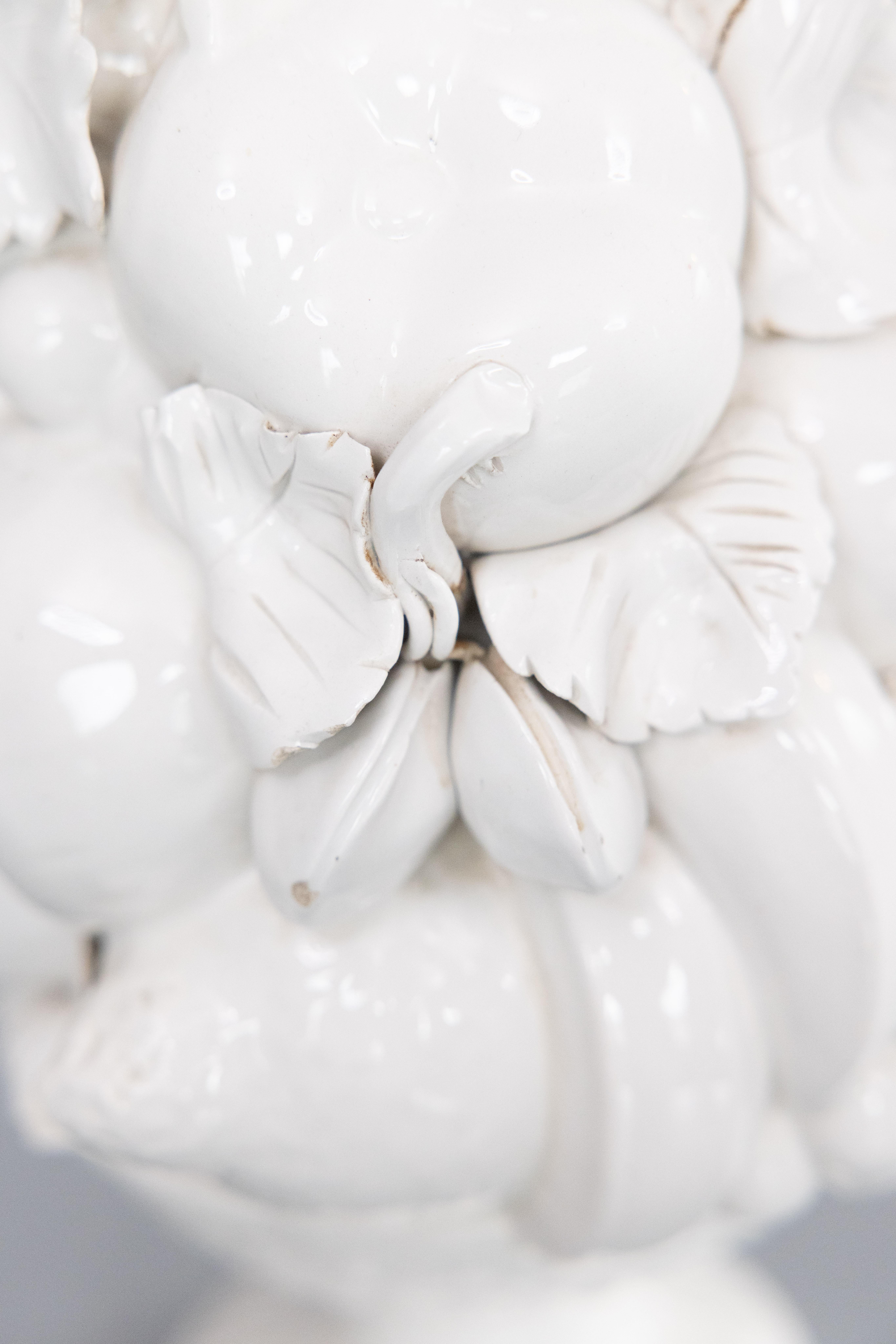 Großer italienischer weißer Blanc de Chine Cremeschnittchen Obstkrone  im Zustand „Gut“ im Angebot in Pearland, TX