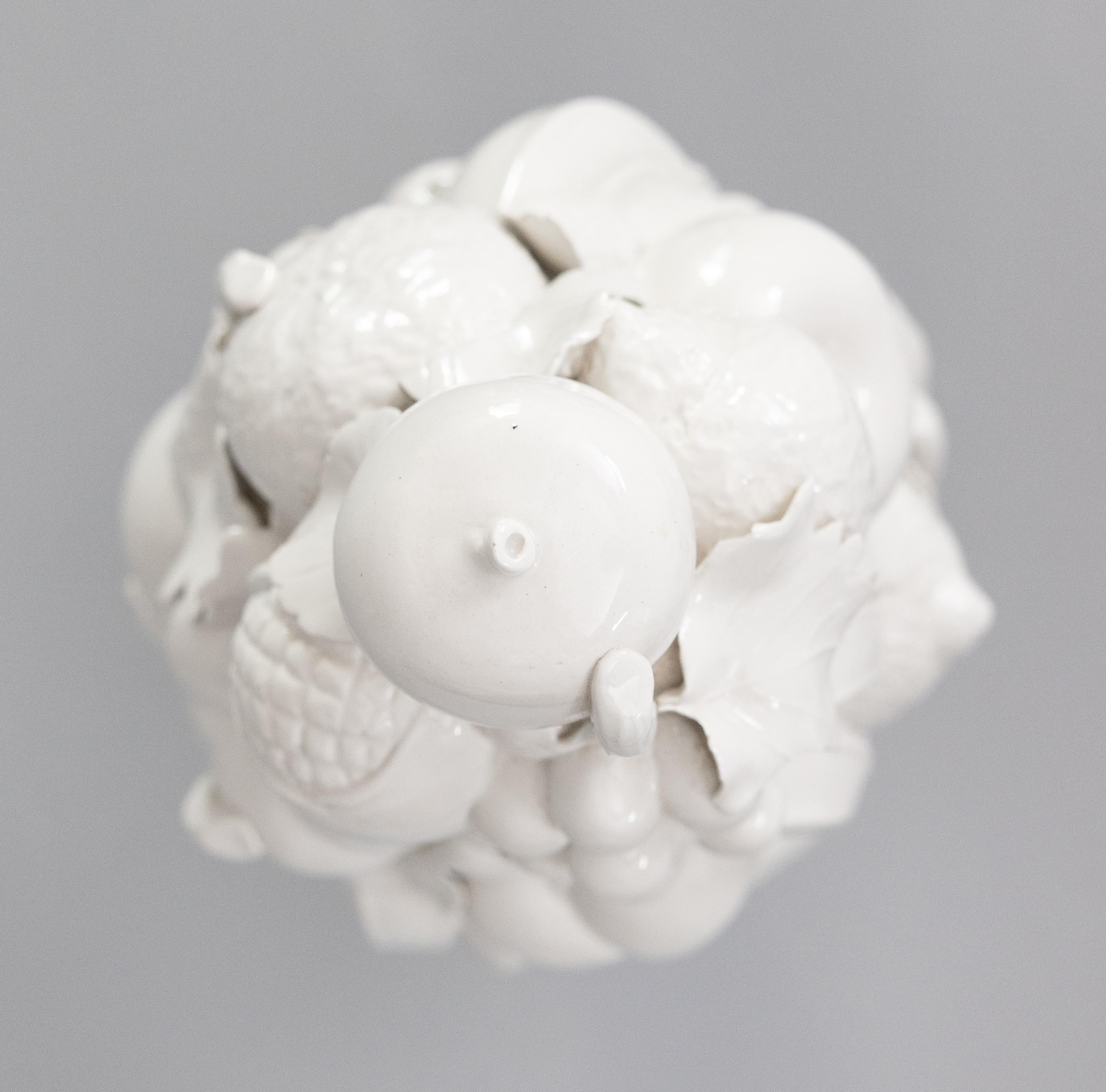 20ième siècle Grand centre de table Topiaire de fruits en Creamware blanc de Chine italien en vente