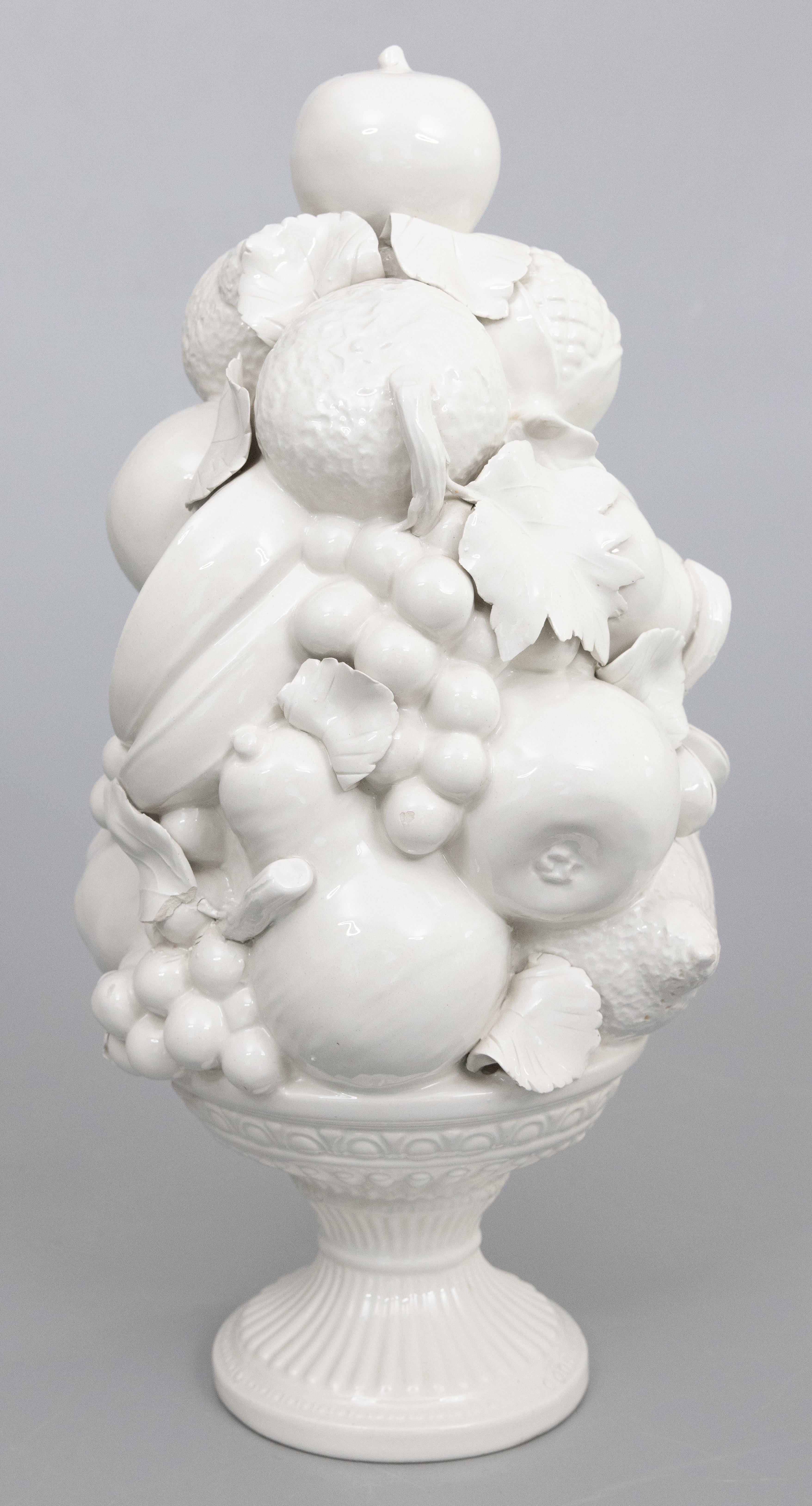 Grand centre de table Topiaire de fruits en Creamware blanc de Chine italien en vente 3