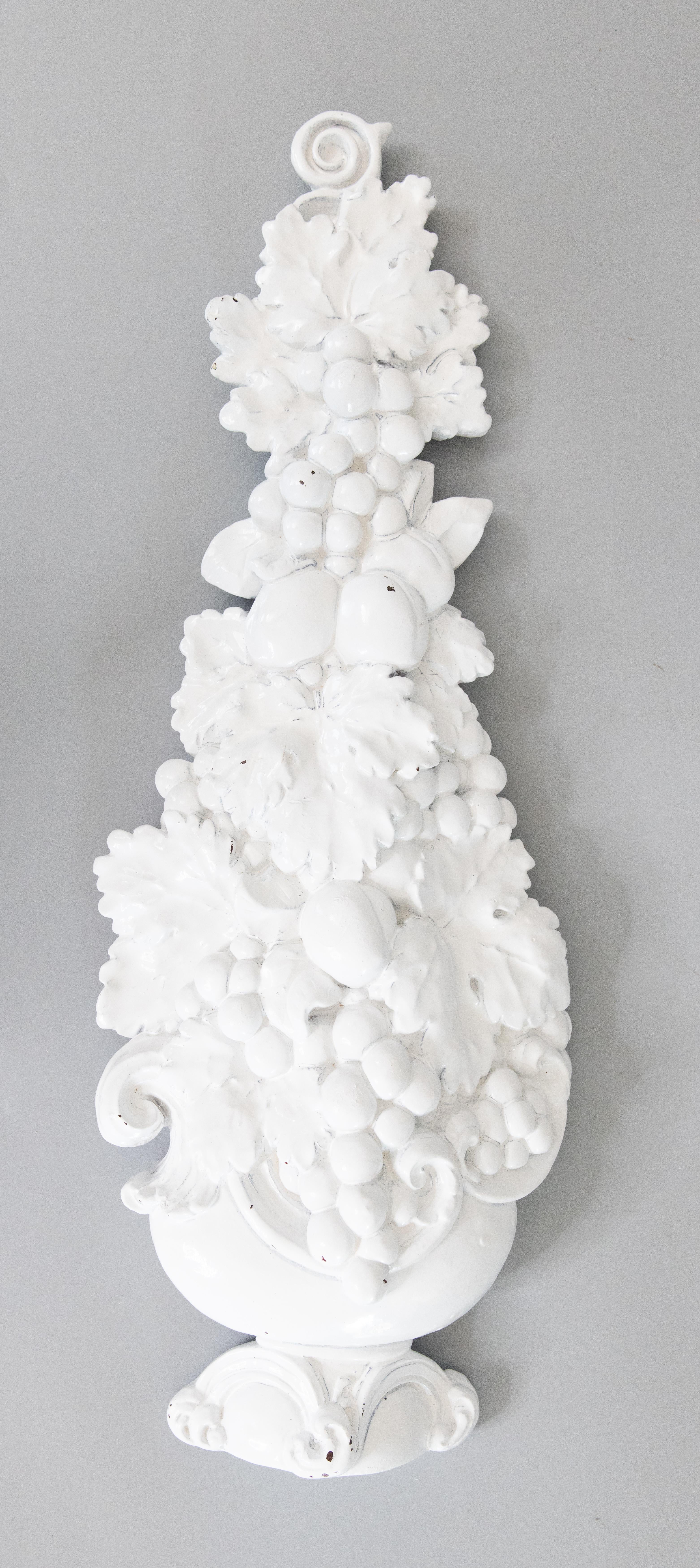 Impresionante topiario frutal colgante de pared de cerámica esmaltada italiana de mediados de siglo Blanc de Chine de 20,5