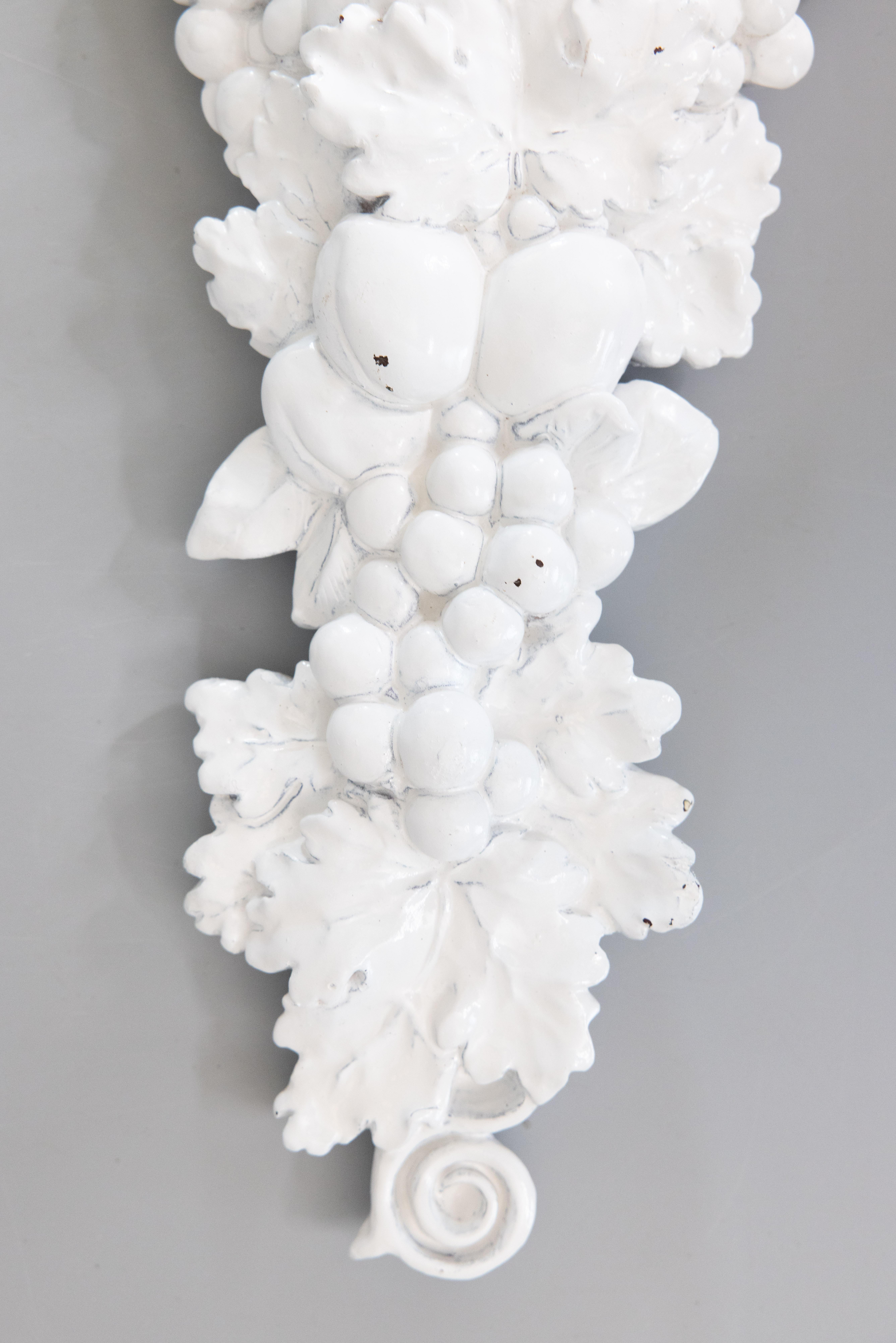 Gran colgante de pared italiano de mediados del siglo XX de frutas blancas Blanc De Chine en Bueno estado para la venta en Pearland, TX