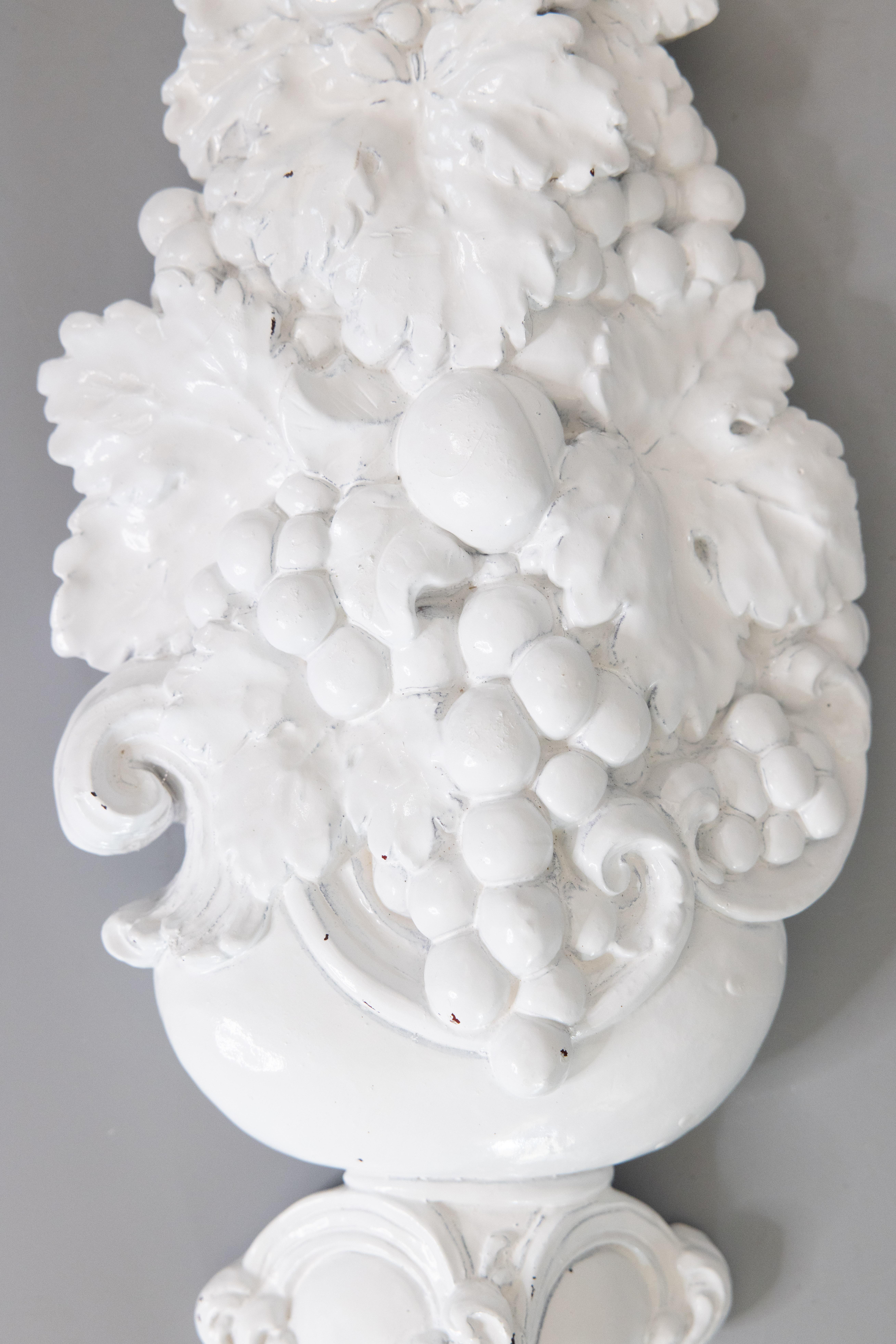 Gran colgante de pared italiano de mediados del siglo XX de frutas blancas Blanc De Chine Cerámico en venta