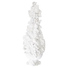 Grande applique di frutta bianca Blanc De Chine della metà del XX secolo