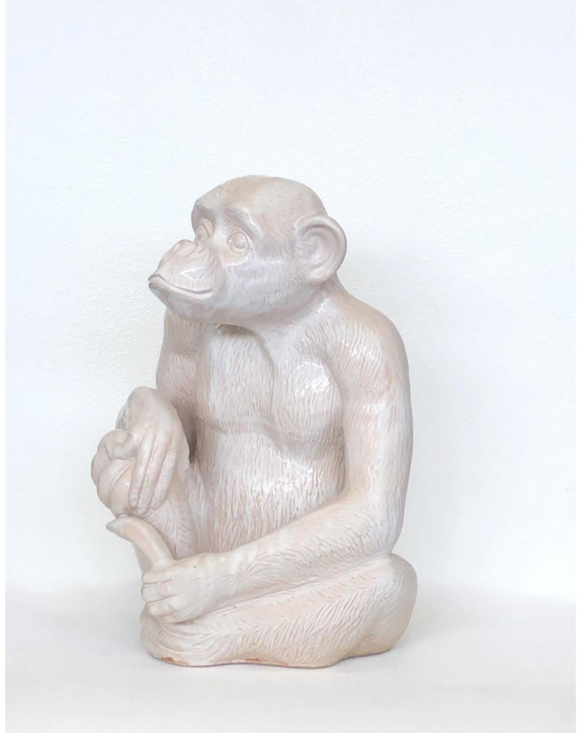 Grande scultura in terracotta italiana smaltata bianca degli anni '70 Scimpanzé con banane sulle mani.
Presenta lievi segni di usura dovuti all'età.

Misure:
 26,75