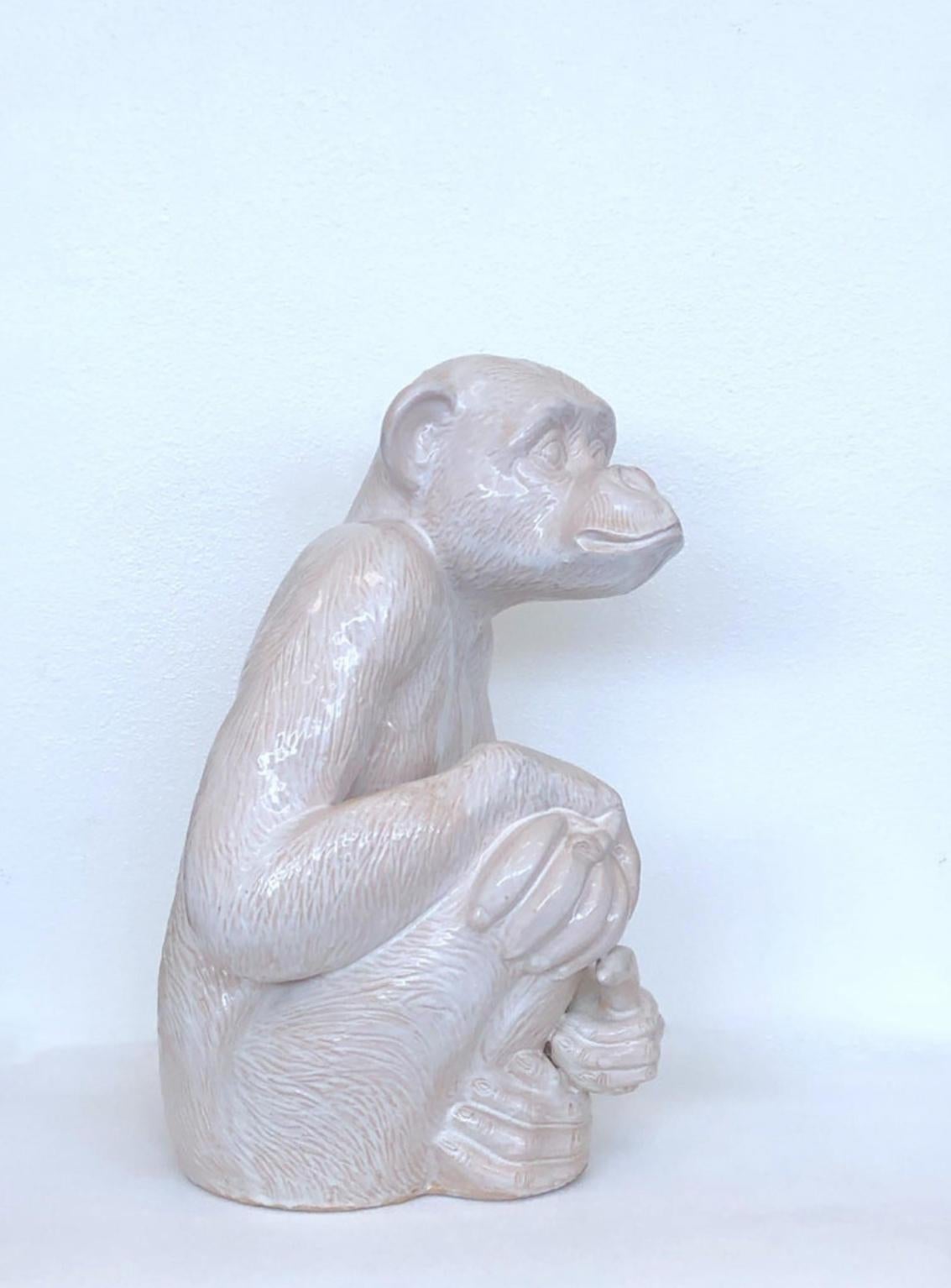 Italiano Scultura grande in ceramica bianca italiana con scimmia e banana in vendita
