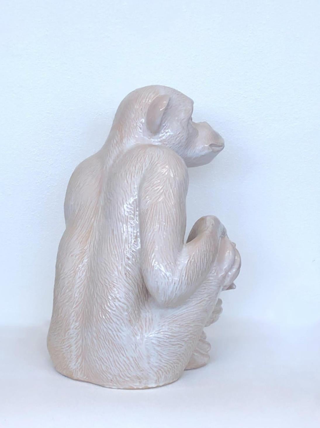 Smaltato Scultura grande in ceramica bianca italiana con scimmia e banana in vendita