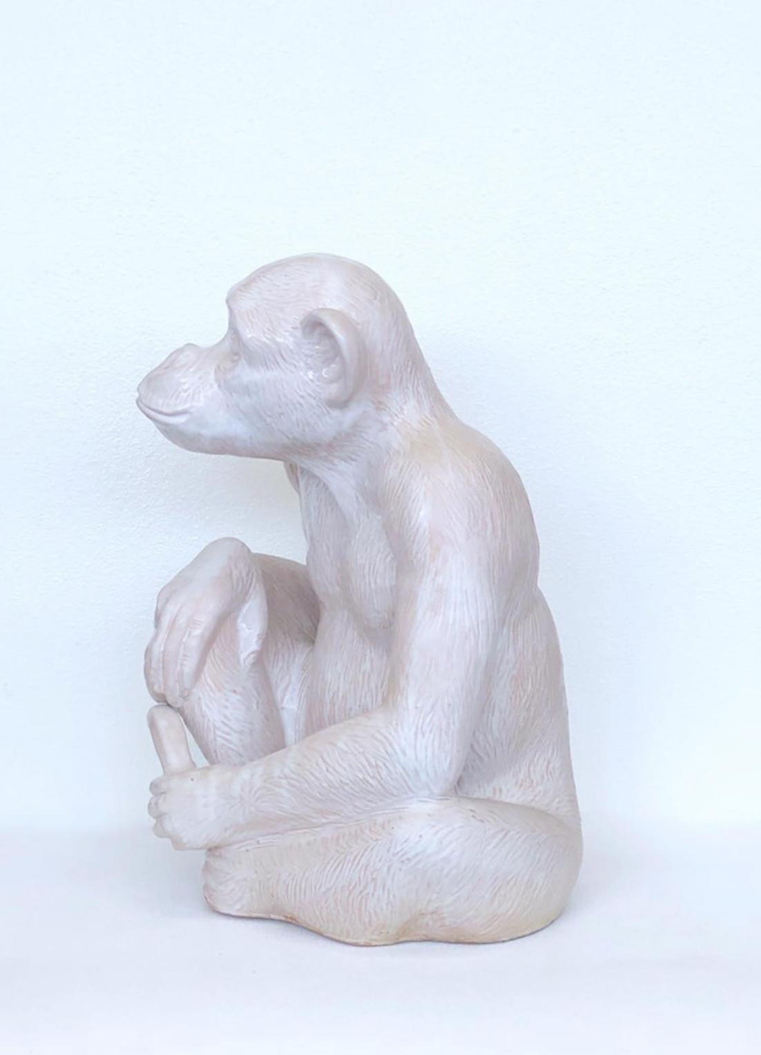 Scultura grande in ceramica bianca italiana con scimmia e banana In condizioni ottime in vendita a Palm Springs, CA