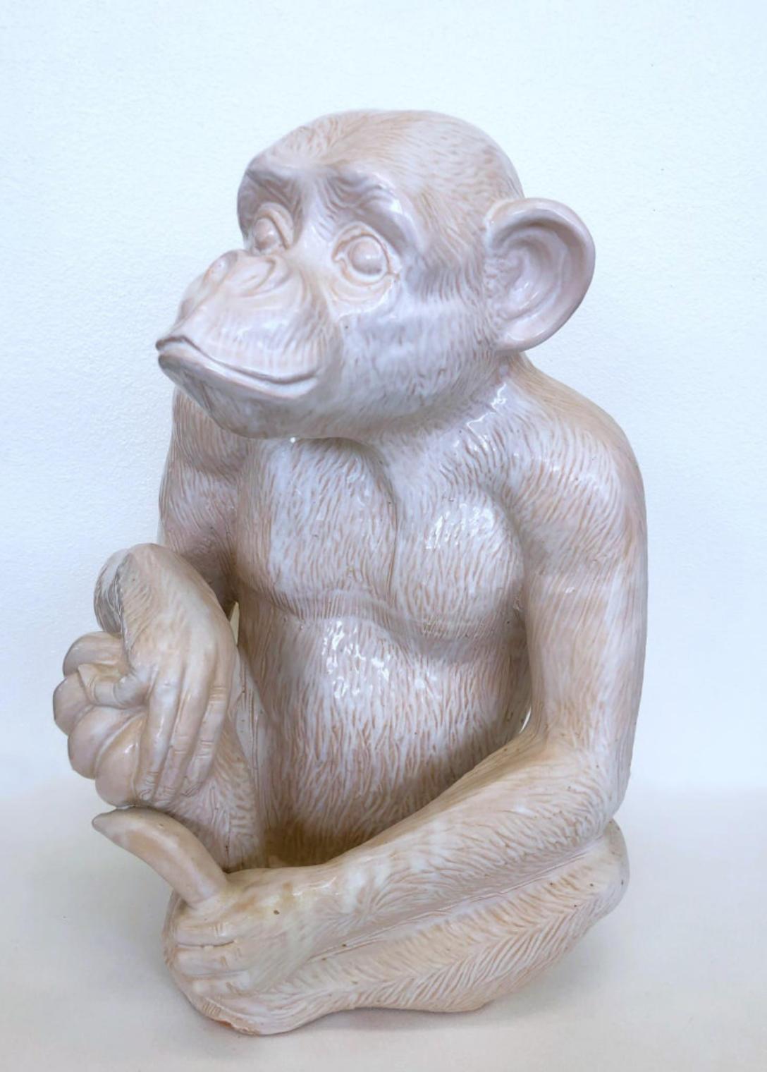 Fine XX secolo Scultura grande in ceramica bianca italiana con scimmia e banana in vendita