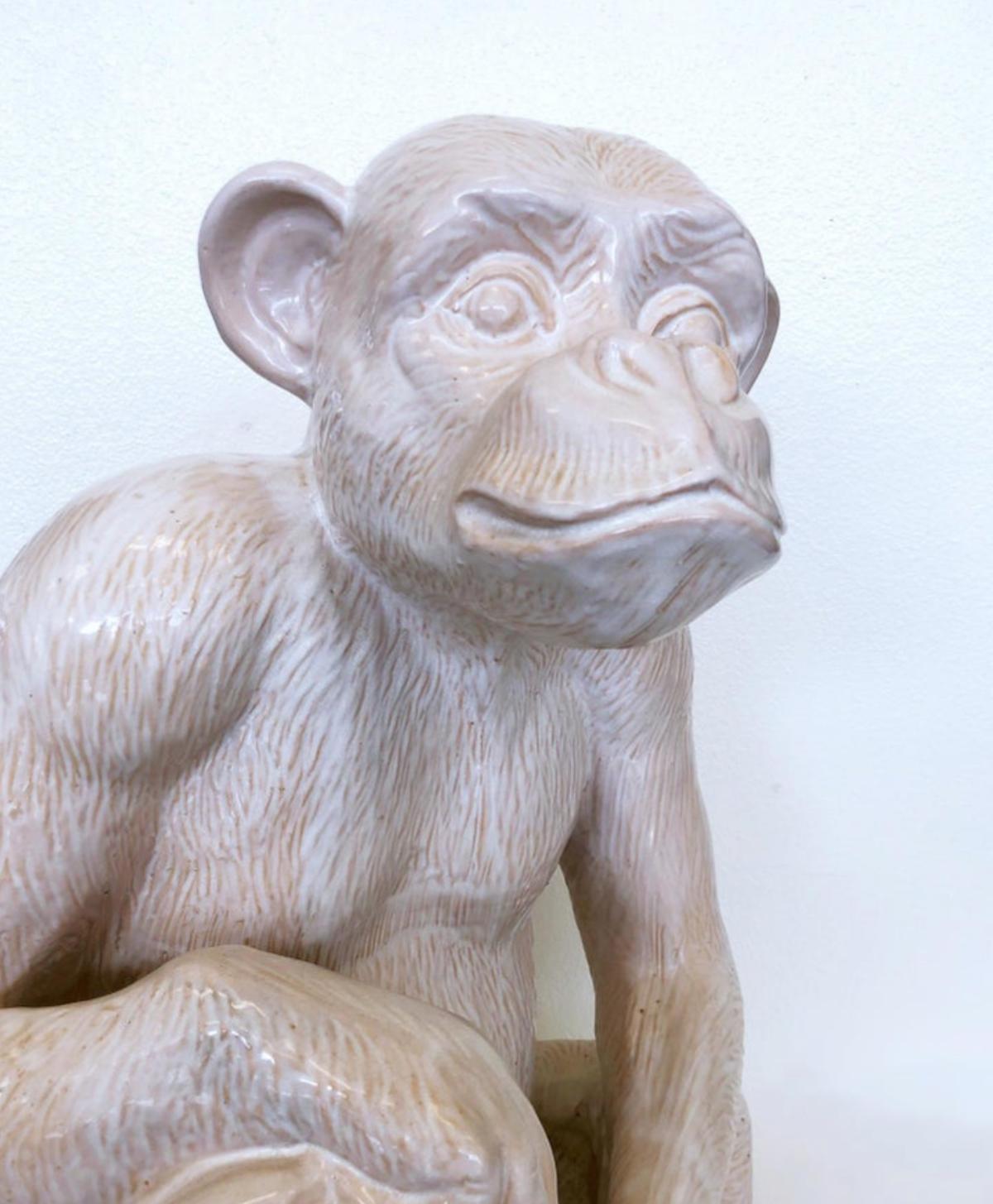 Terracotta Scultura grande in ceramica bianca italiana con scimmia e banana in vendita