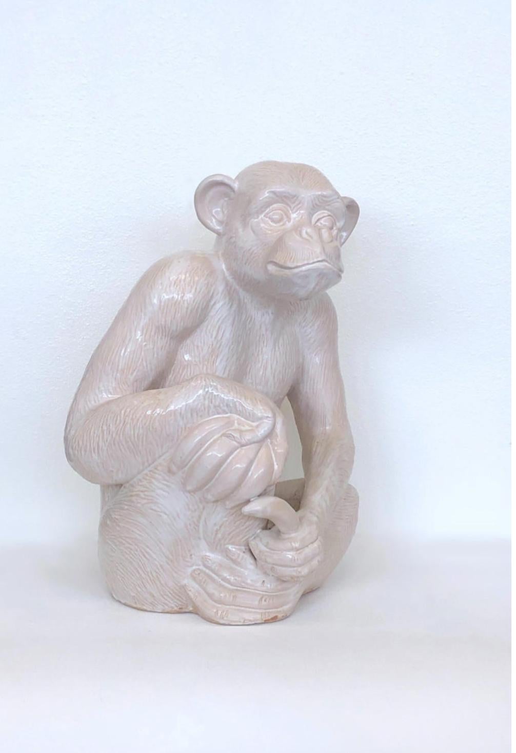 Scultura grande in ceramica bianca italiana con scimmia e banana in vendita 1