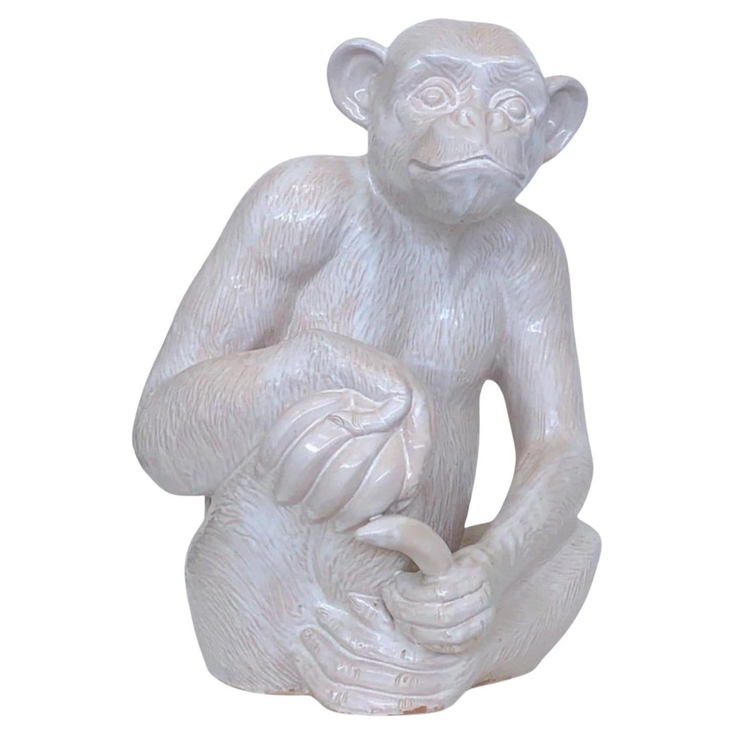 Scultura grande in ceramica bianca italiana con scimmia e banana