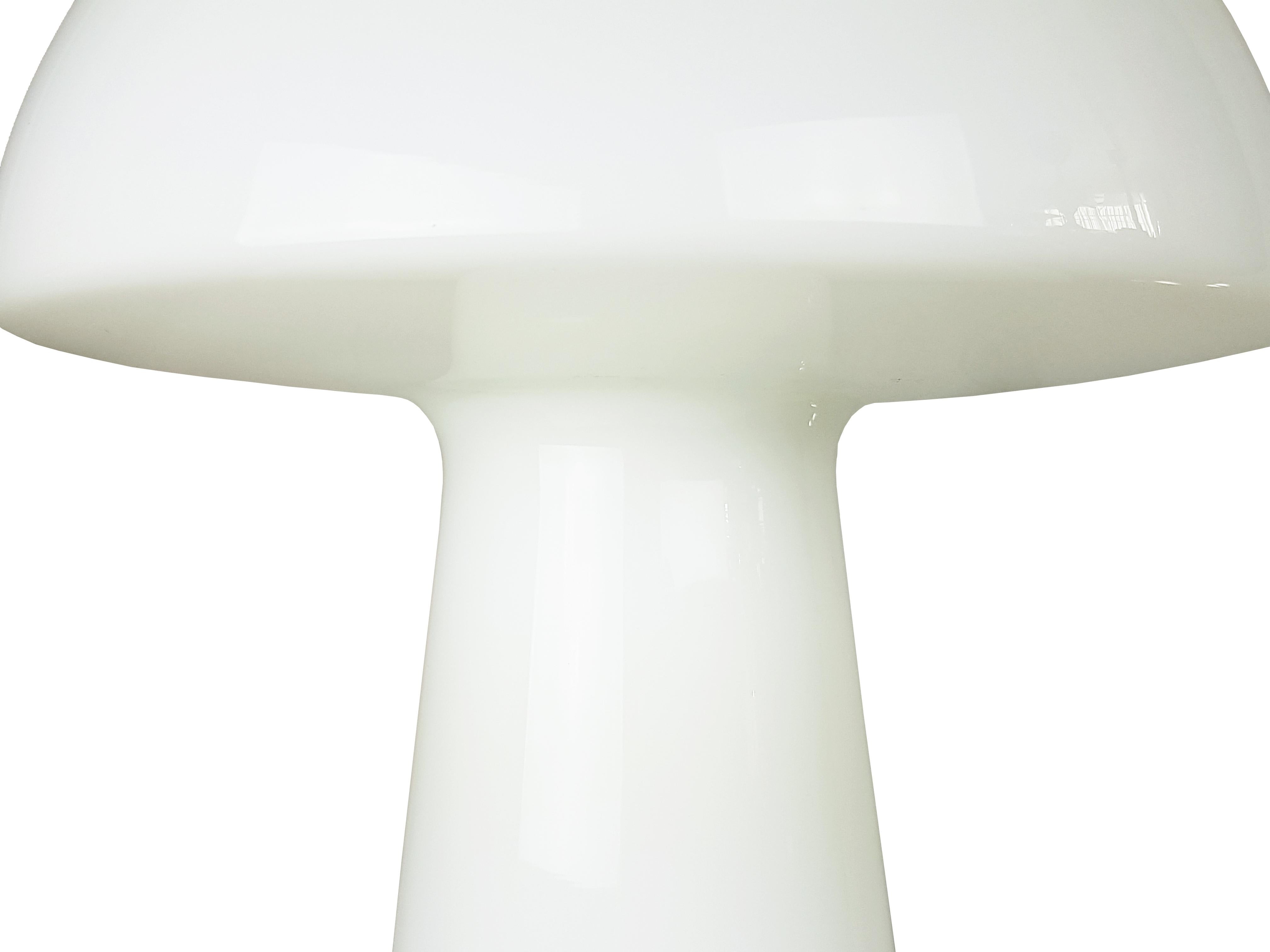 Große weiße und klare Murano-Tischlampe, hergestellt in Italien um 1980.
Sehr guter Zustand: keine Kratzer oder Brüche. Originale elektrische Anlage.