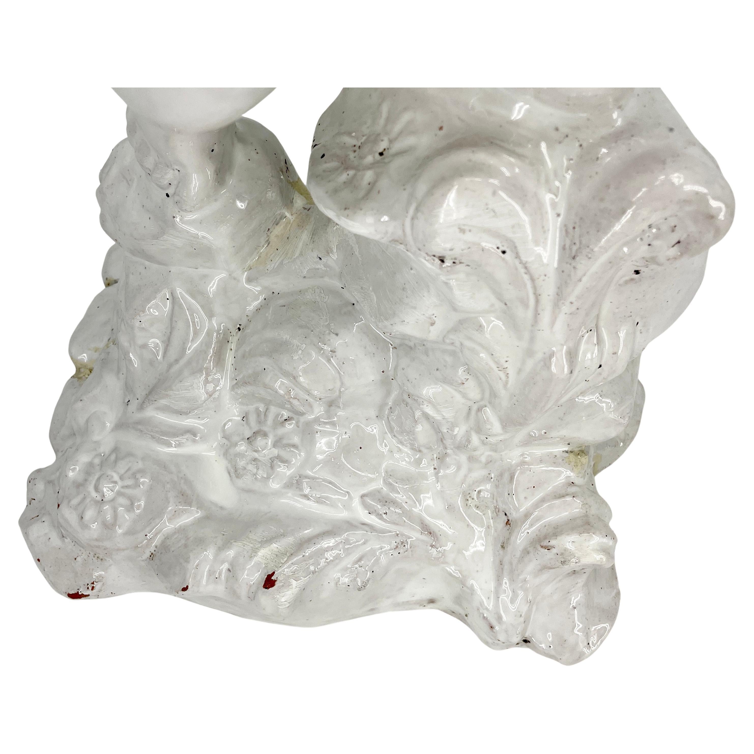 Grande sculpture italienne de centre de table d'un chrubin maill blanc en vente 6