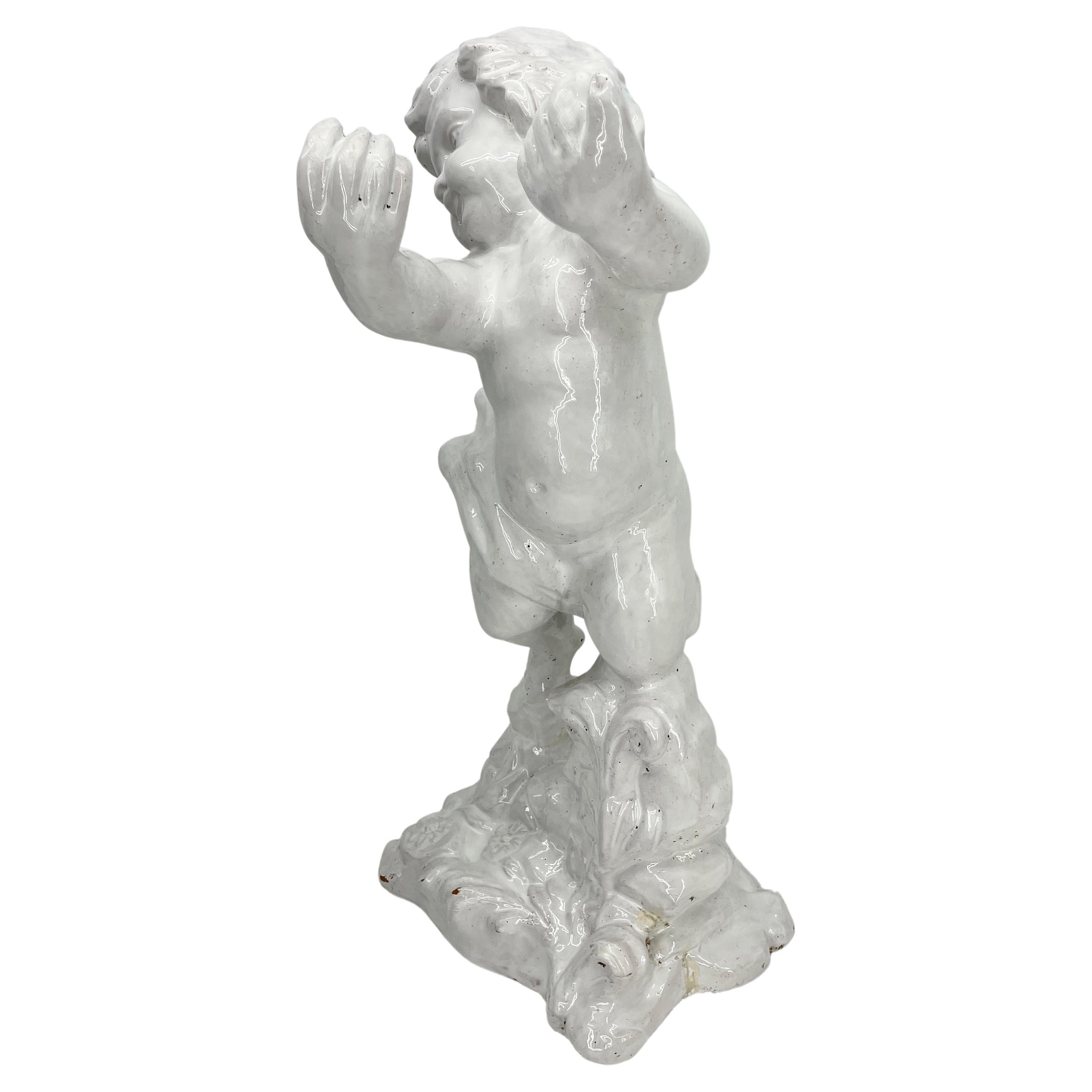 Sculpture italienne de centre de table Cherub en céramique émaillée blanche.
 