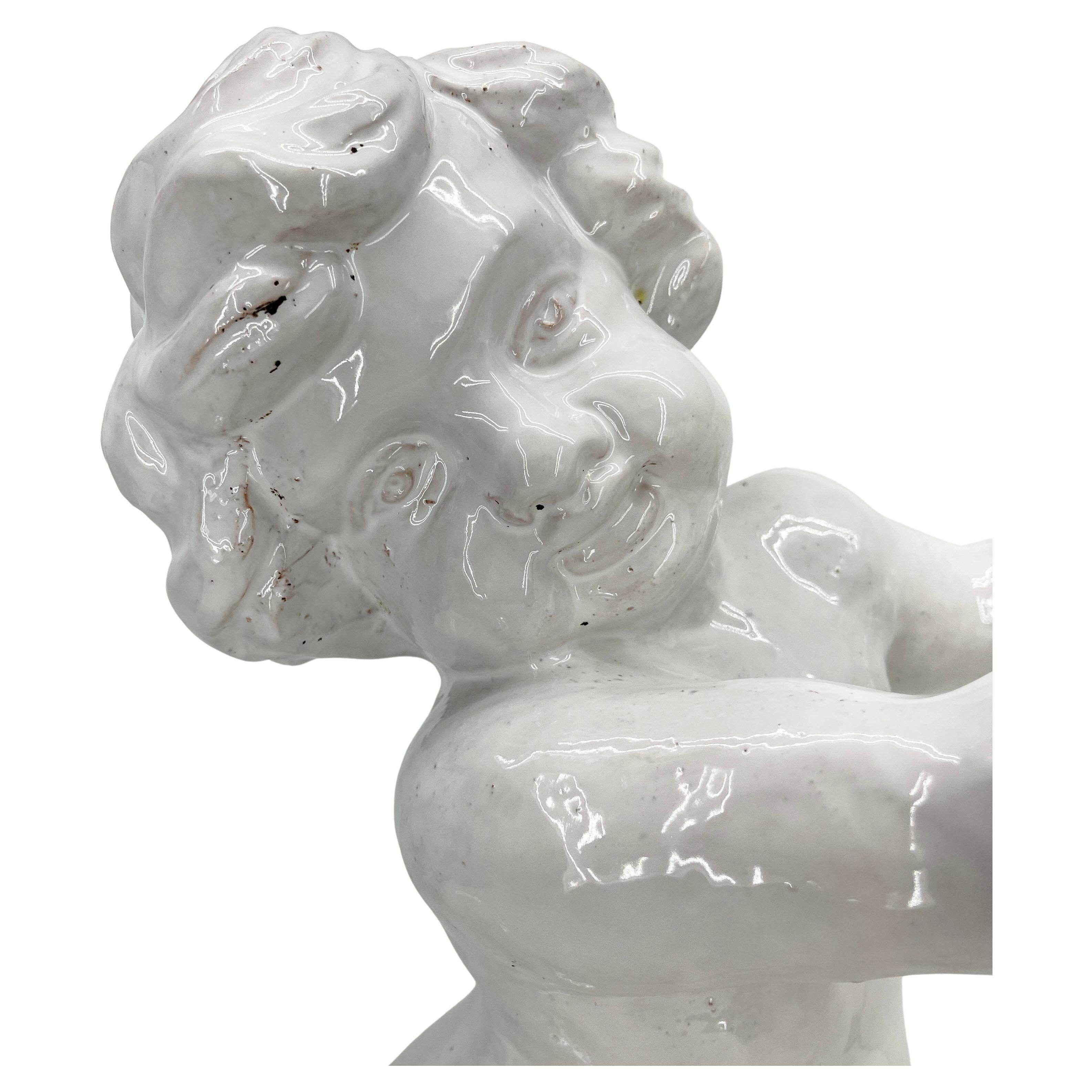 Vernissé Grande sculpture italienne de centre de table d'un chrubin maill blanc en vente