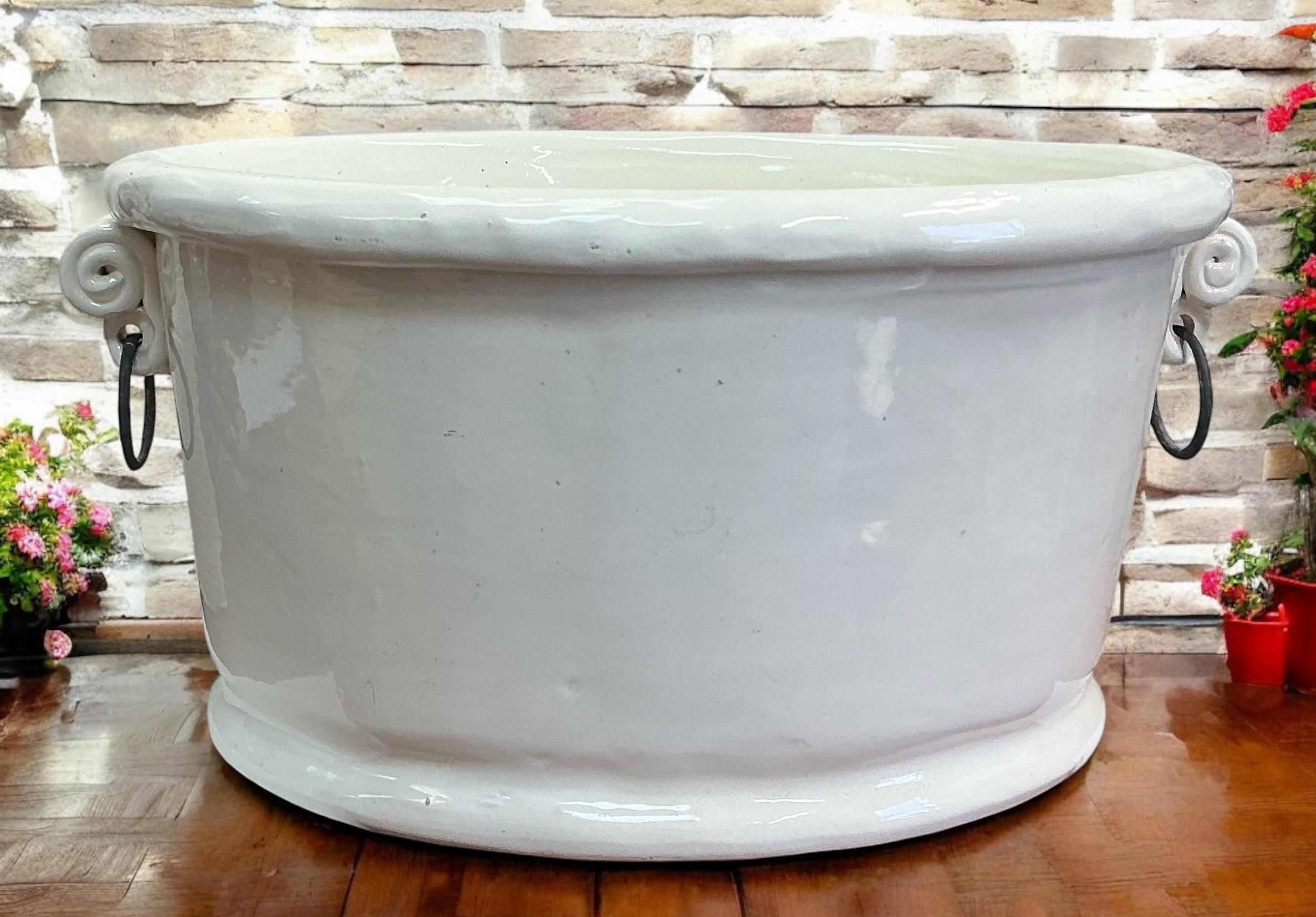 Lavapiés / Cubitera / Jardinera grande de cerámica mayólica blanca italiana Alfarería en venta