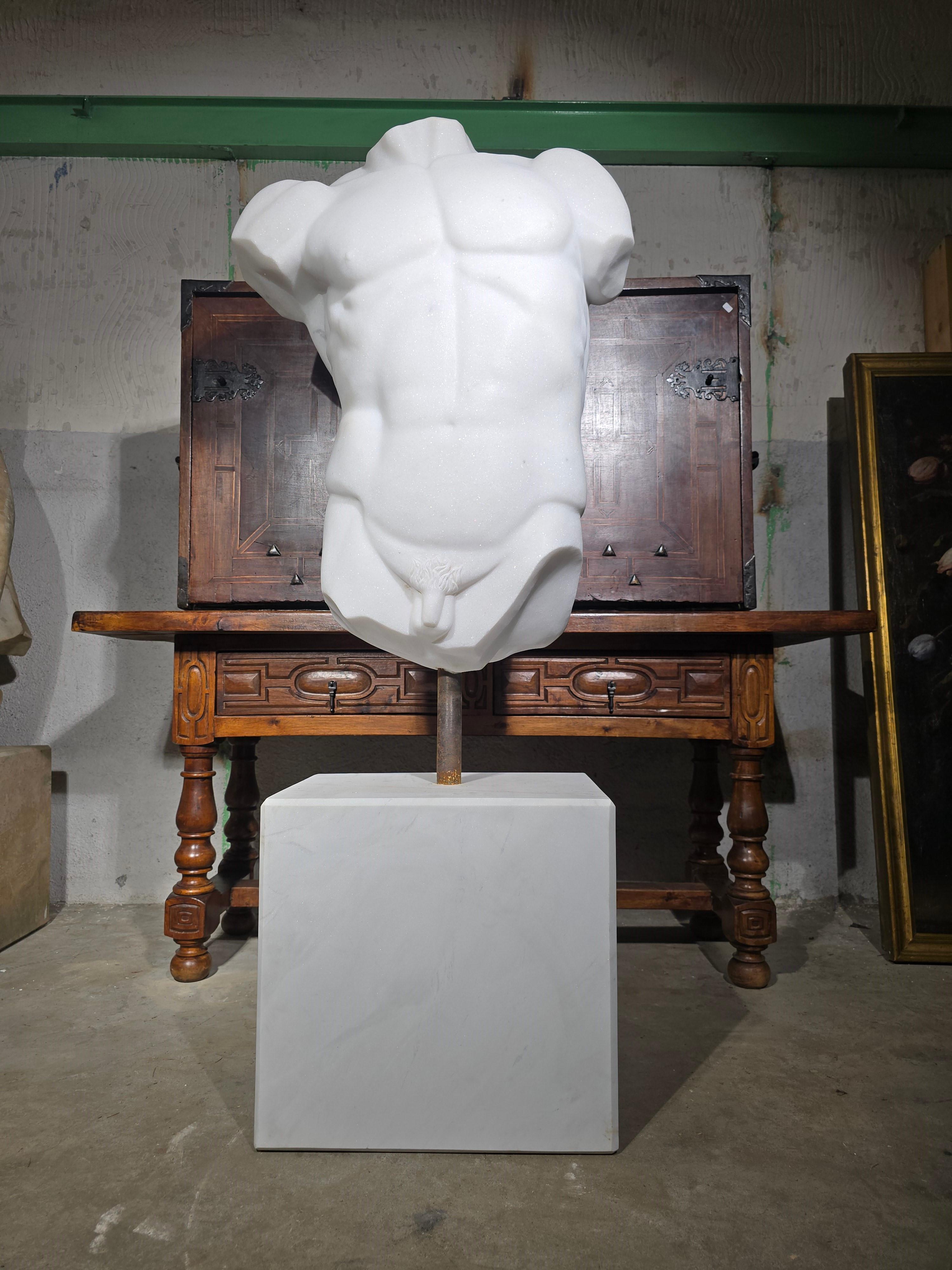 Grande torso italiano in marmo bianco, circa 2000 In condizioni buone in vendita a Madrid, ES