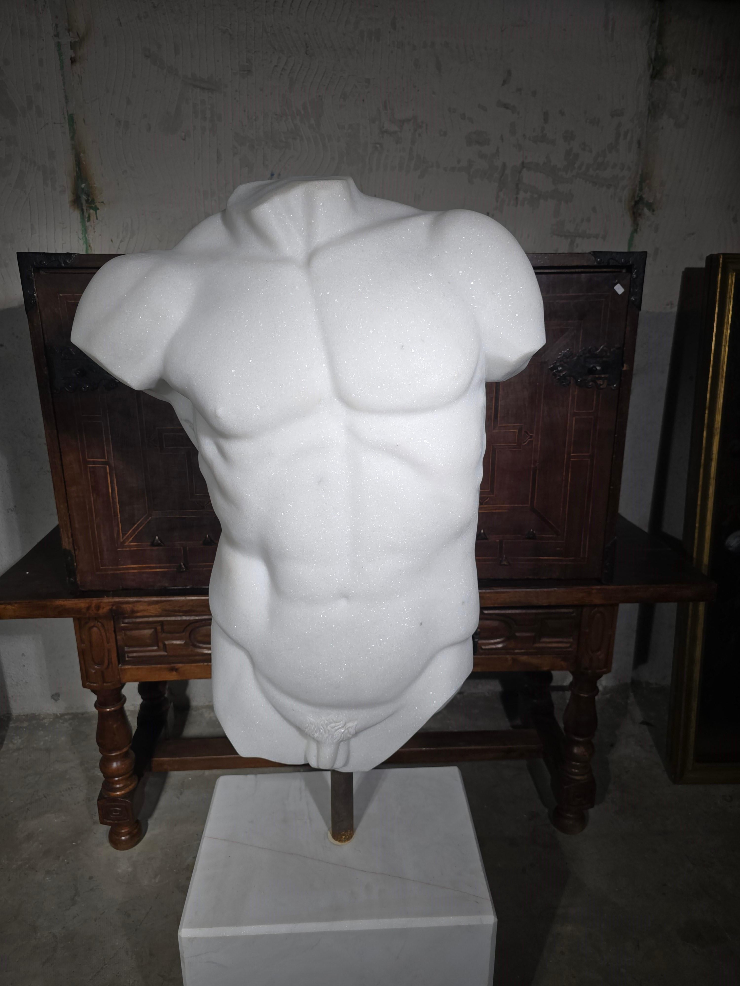 XX secolo Grande torso italiano in marmo bianco, circa 2000 in vendita