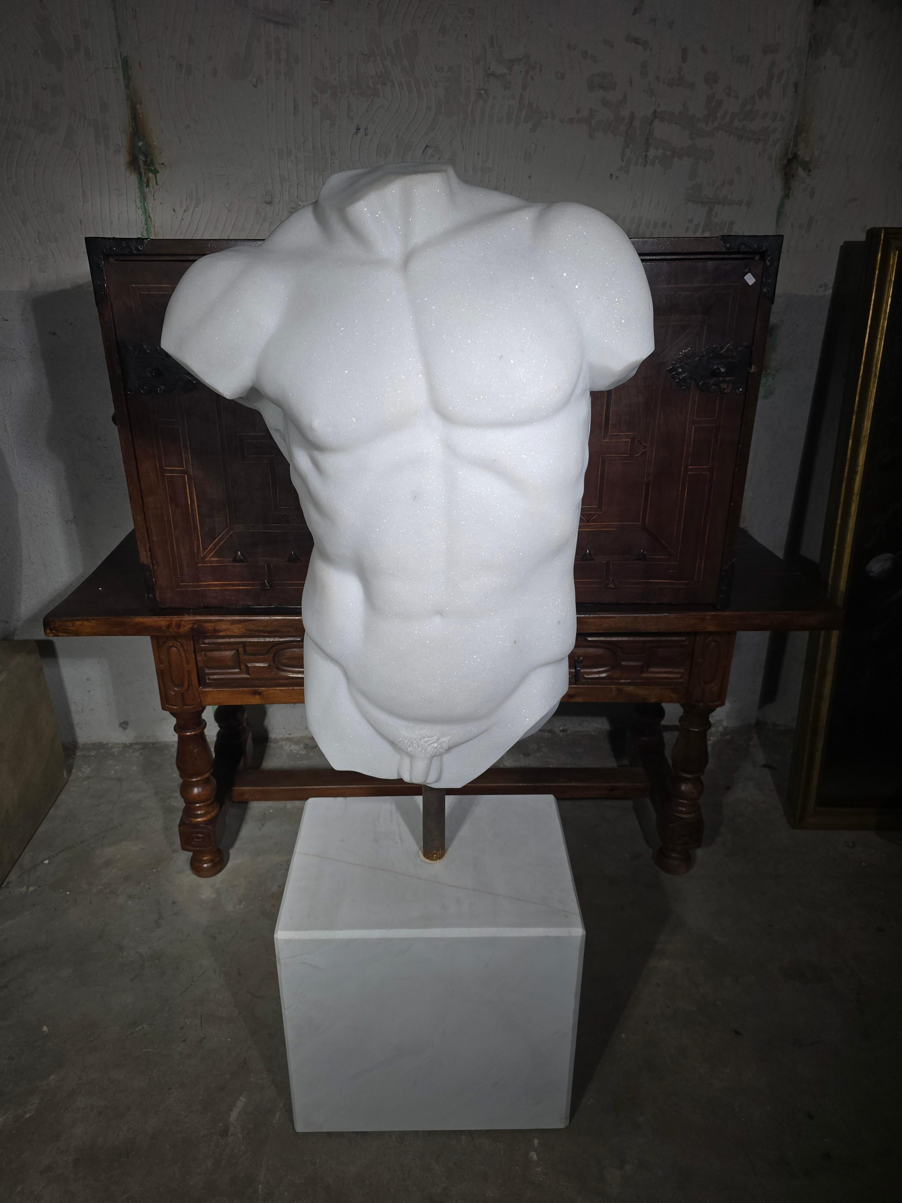 Marmo Grande torso italiano in marmo bianco, circa 2000 in vendita