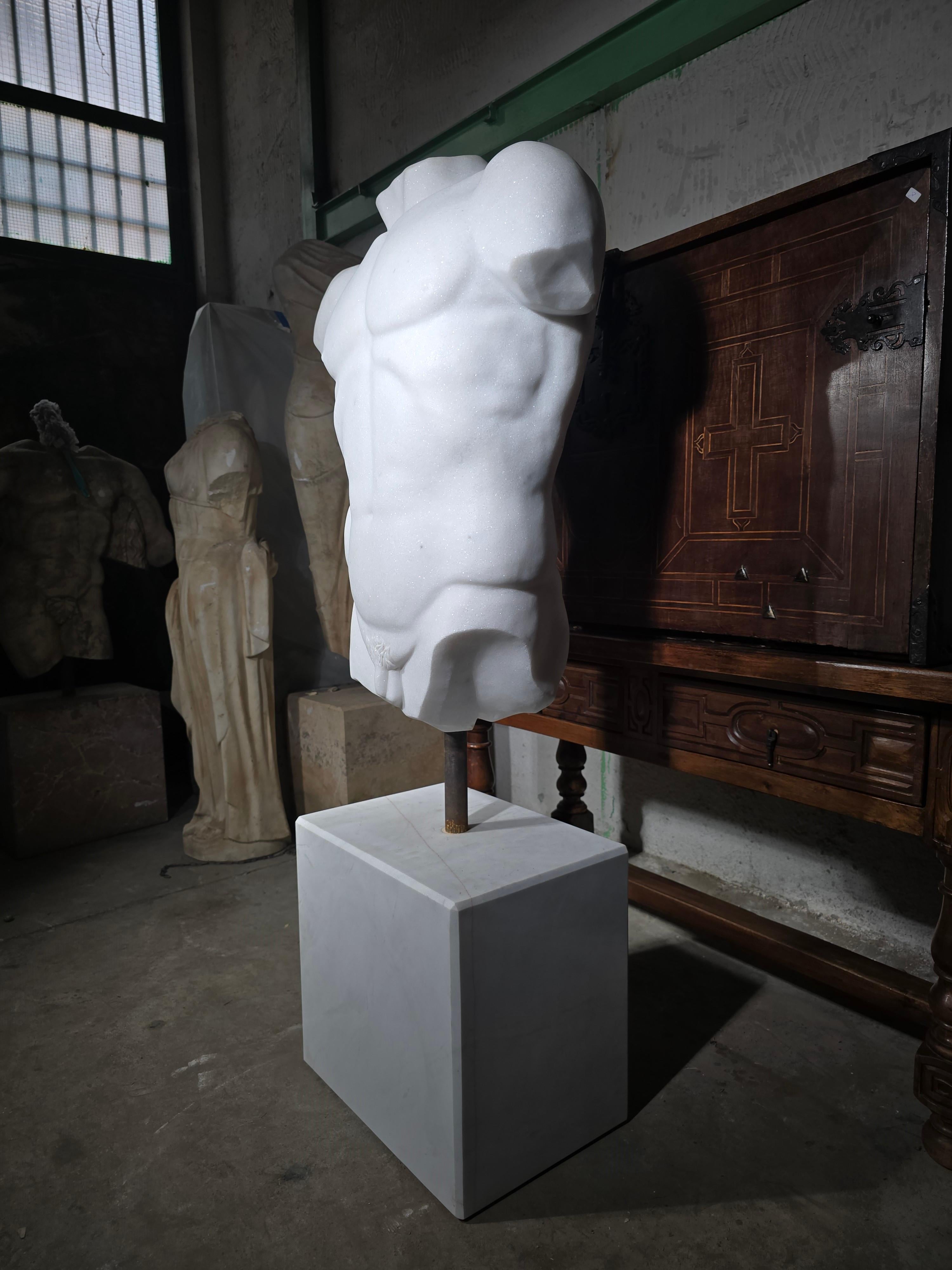 Grande torso italiano in marmo bianco, circa 2000 in vendita 3