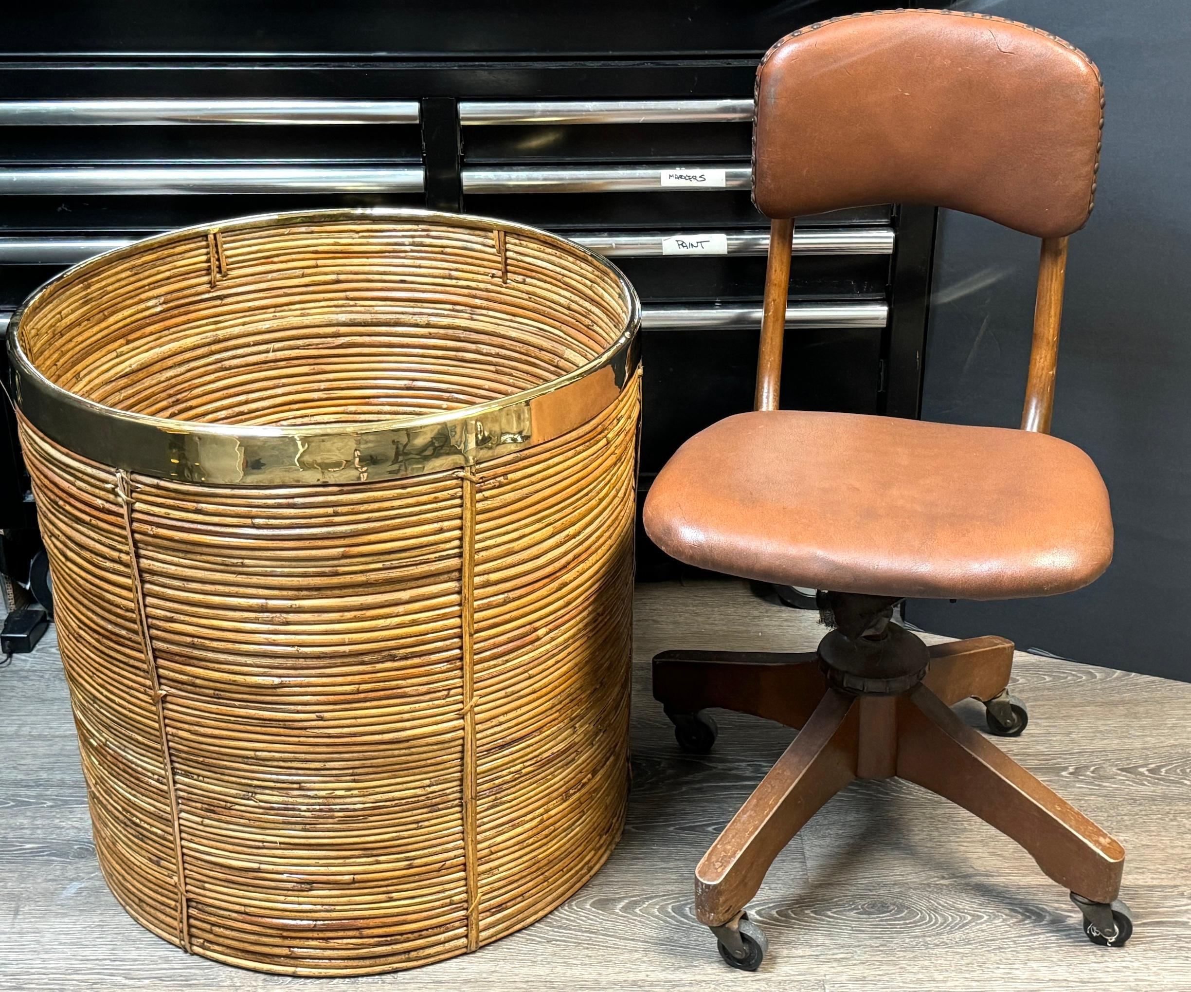 Großes italienisches Pflanzgefäß aus gewebtem Rattan und Messing (Moderne der Mitte des Jahrhunderts)