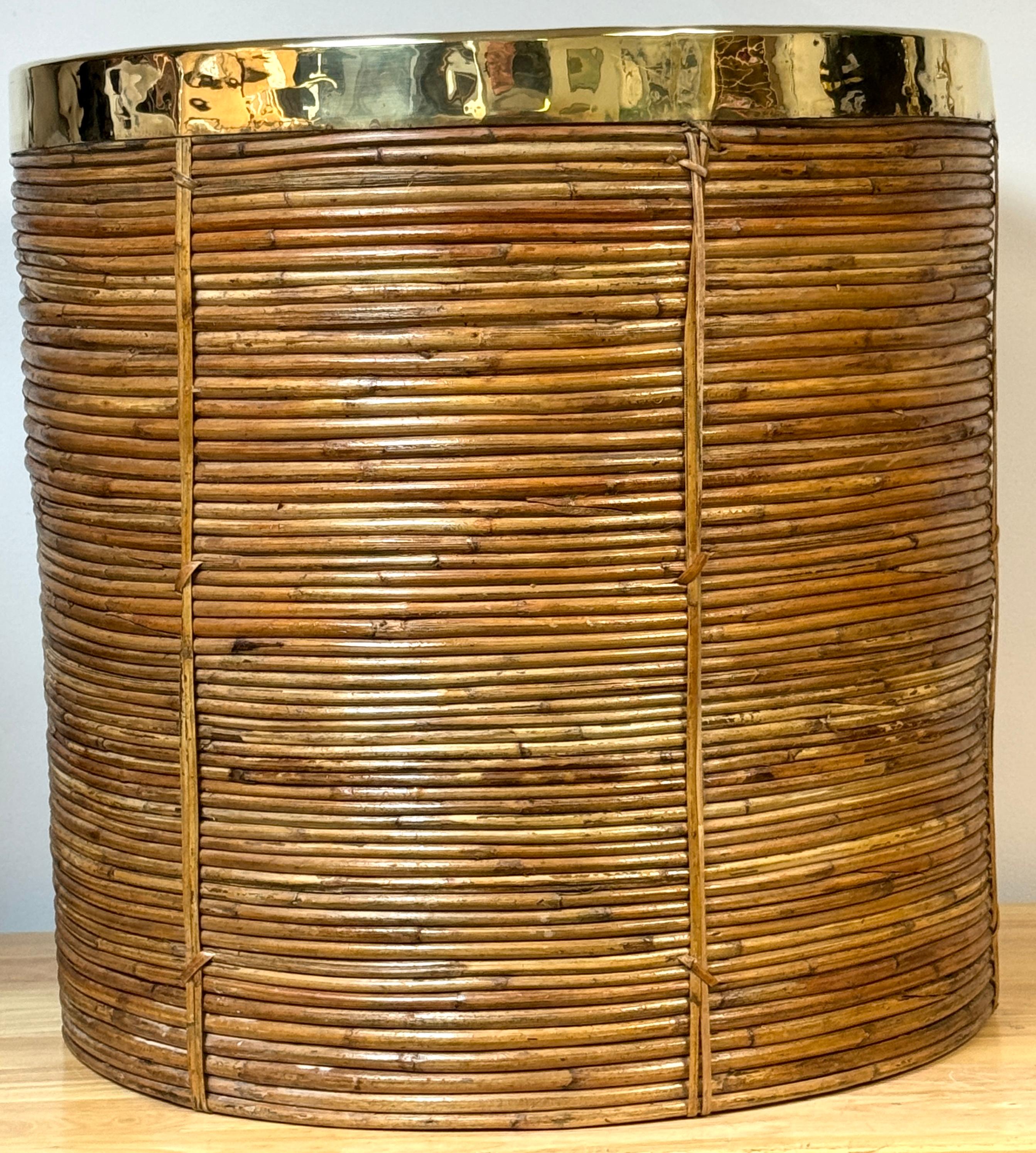 Großes italienisches Pflanzgefäß aus gewebtem Rattan und Messing (Italienisch)