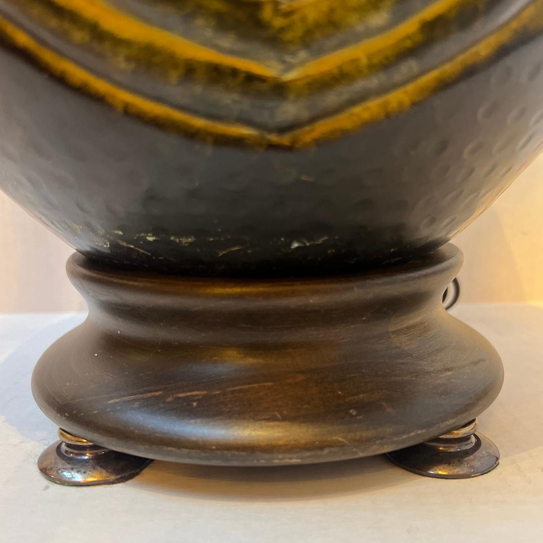 Milieu du XXe siècle Grande lampe italienne en porcelaine jaune en vente