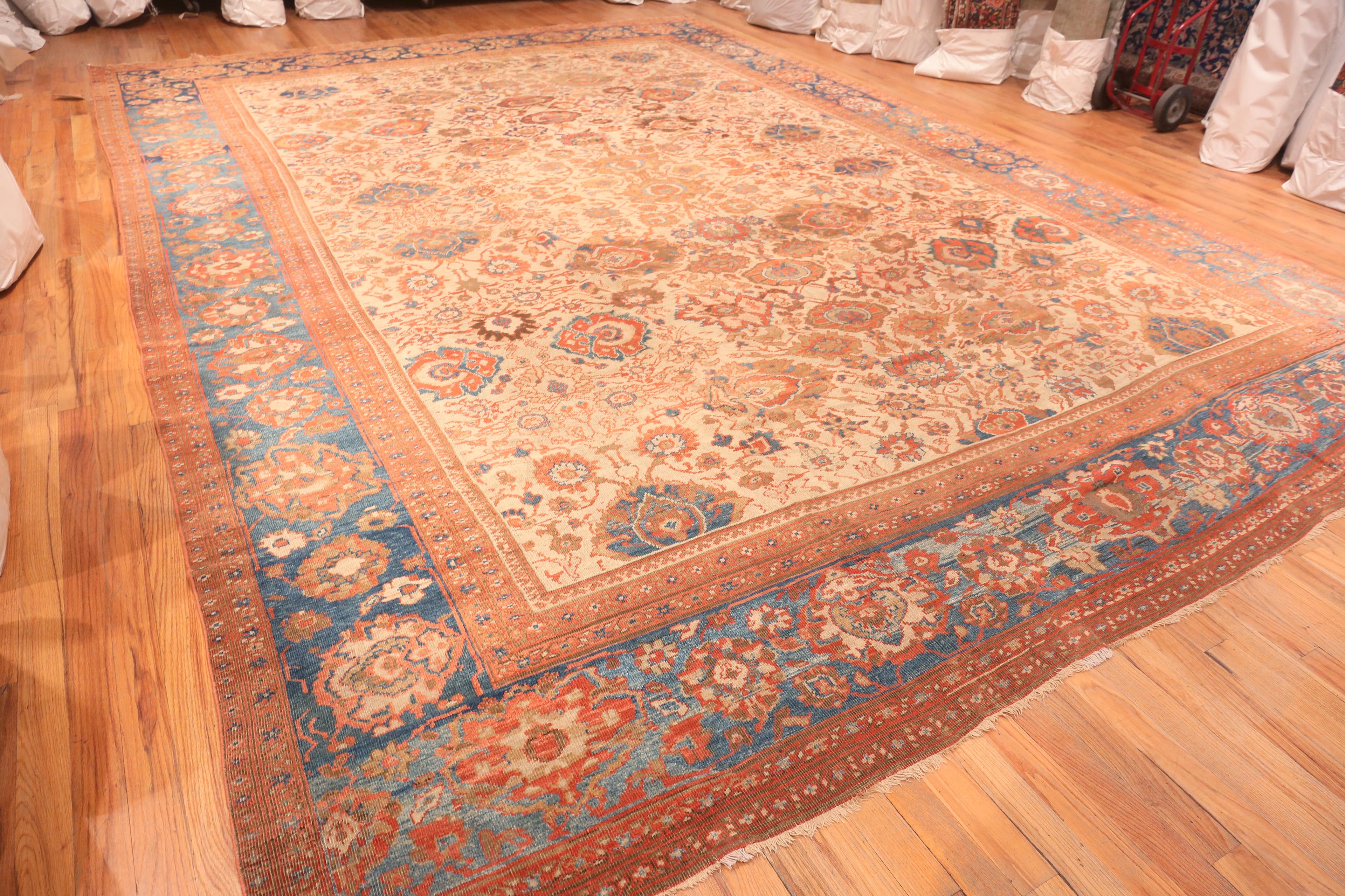 Antique Persian Sultanabad Rug. 13 ft 4 in  x 18 ft 9 in In Excellent Condition For Sale In New York, NY