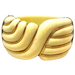 Grand bracelet en bakélite ivoire avec dôme en or jaune 14 carats