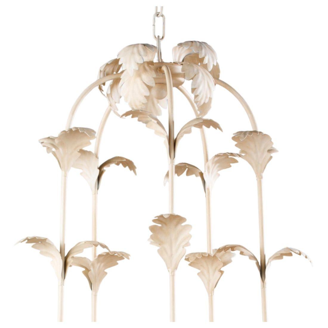 Un grande lampadario a ventuno luci dipinto a fogliame color avorio.  Questo grandioso lampadario è caratterizzato da 21 bracci graziosamente curvi, ognuno dei quali è ornato da foglie d'acciaio delicatamente pressate, il tutto rifinito in una