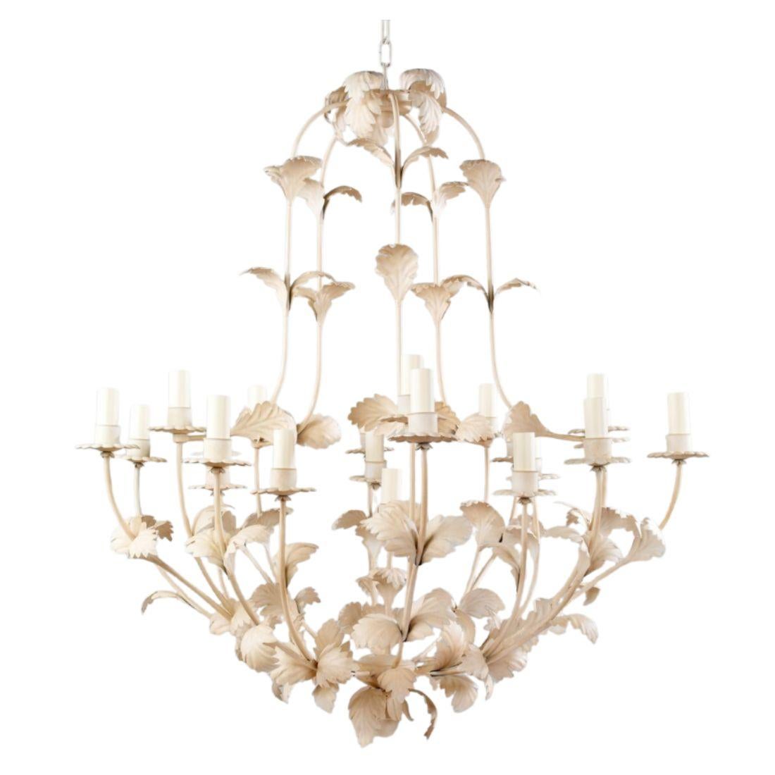 Lampadario grande dipinto a fogliame avorio In condizioni buone in vendita a Locust Valley, NY