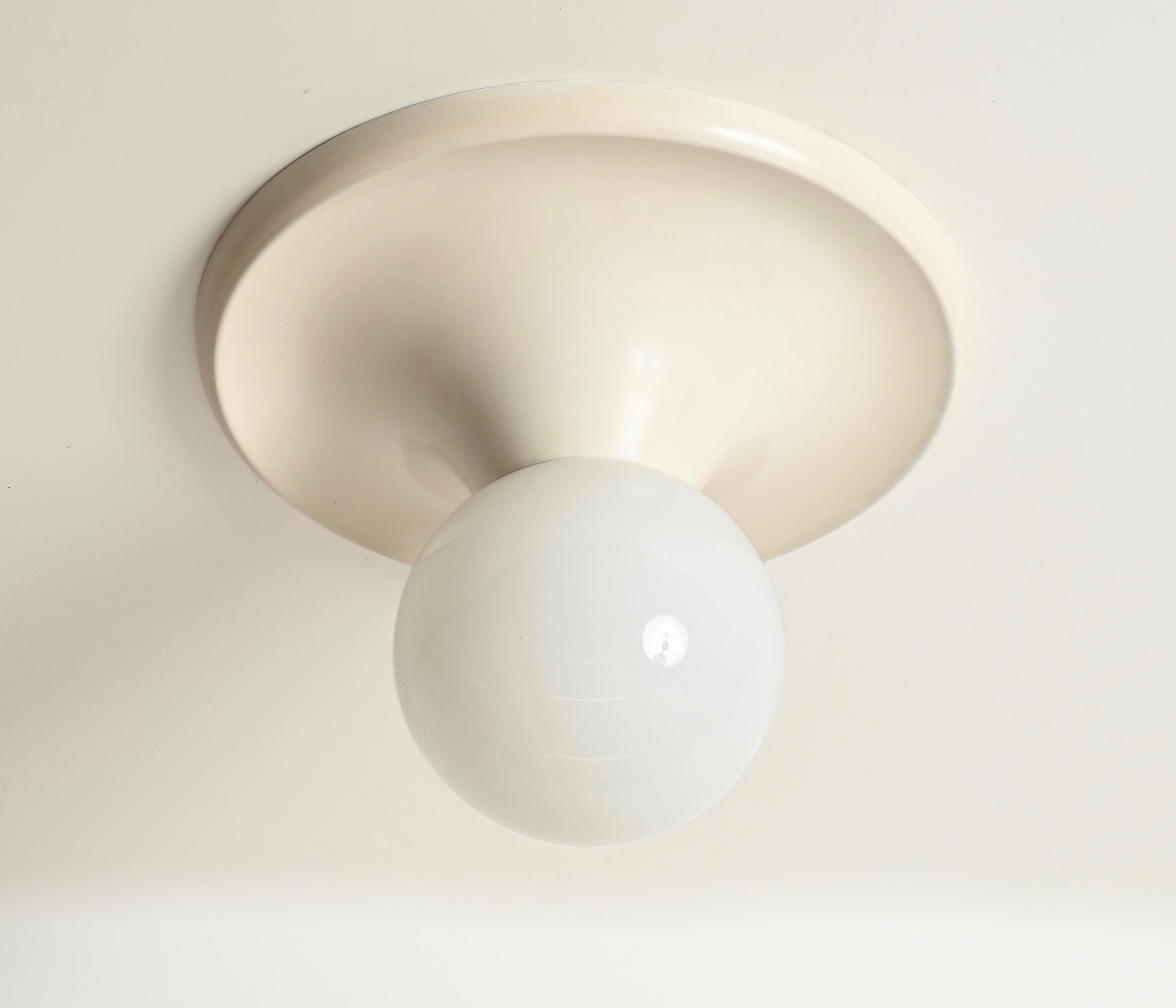 Große elfenbeinfarbene Wand- oder Deckenleuchten mit Licht von Castiglioni für Flos, Italien 1960 (Italienisch) im Angebot
