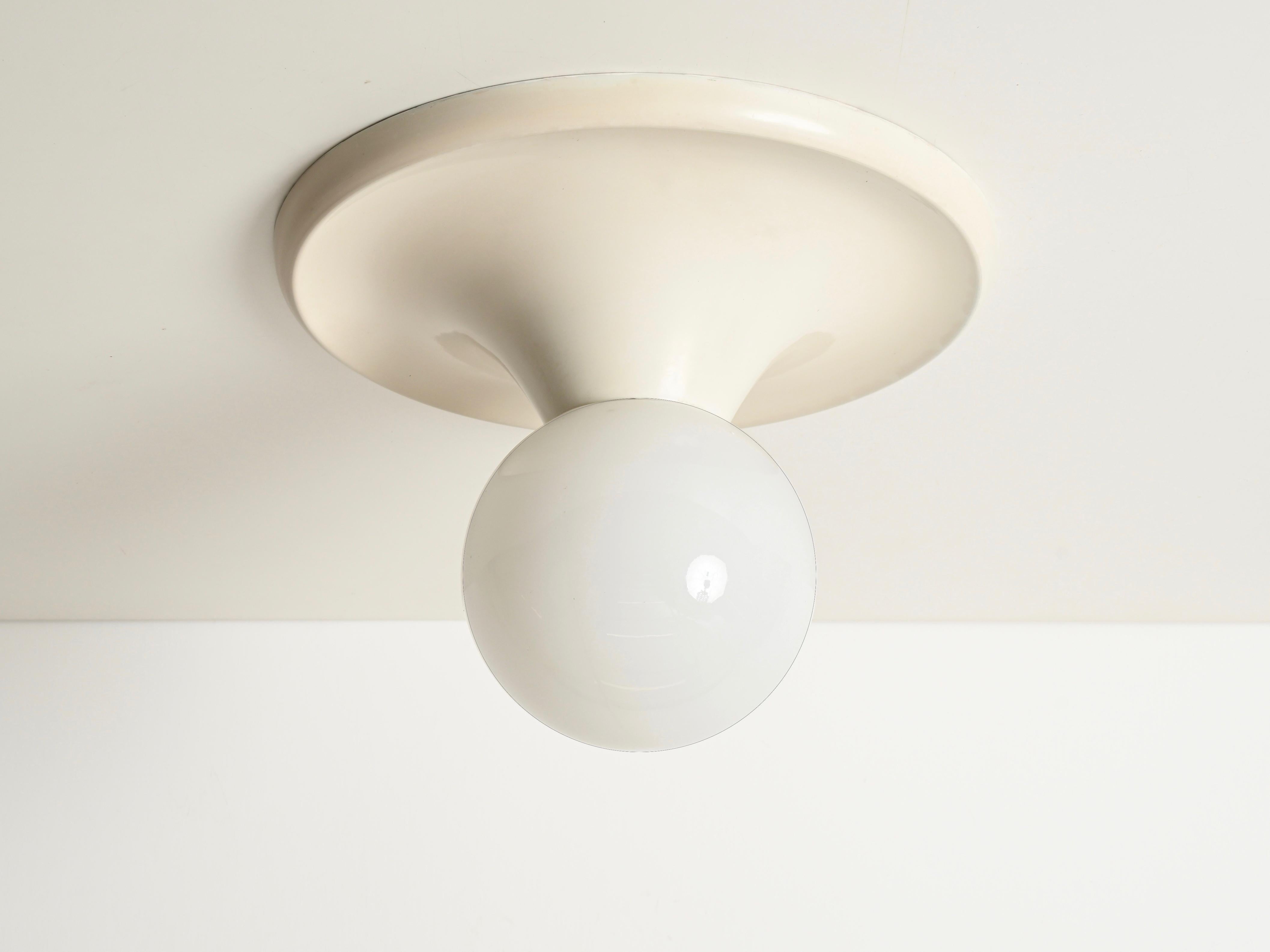 Große elfenbeinfarbene Wand- oder Deckenleuchten mit Licht von Castiglioni für Flos, Italien 1960 im Zustand „Gut“ im Angebot in Roma, IT
