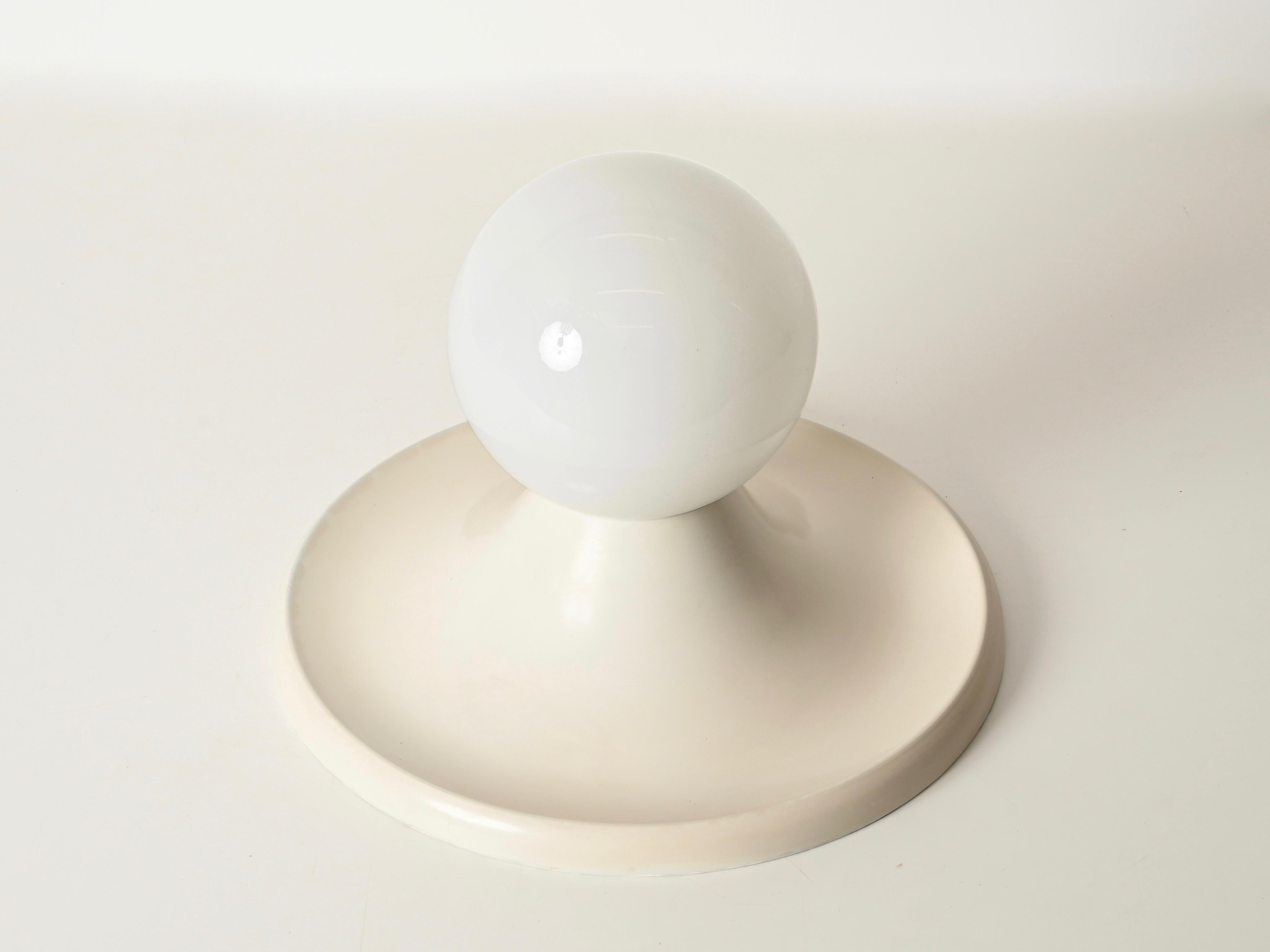 Große elfenbeinfarbene Wand- oder Deckenleuchten mit Licht von Castiglioni für Flos, Italien 1960 (Metall) im Angebot