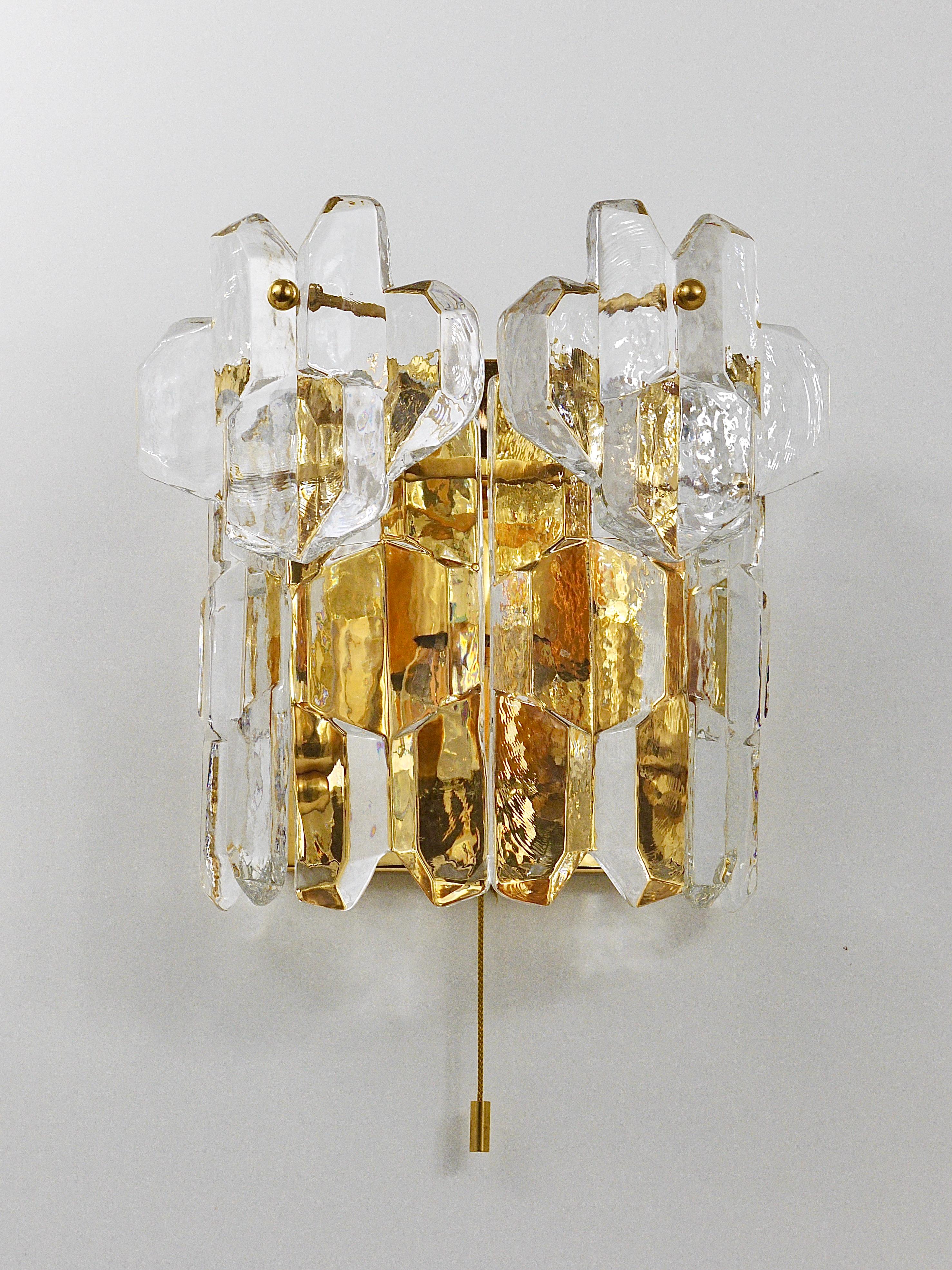 Mid-Century Modern Large J. T. Kalmar Palazzo Midcentury Gilt Brass and Crystal Icicle Glass Scone For Sale