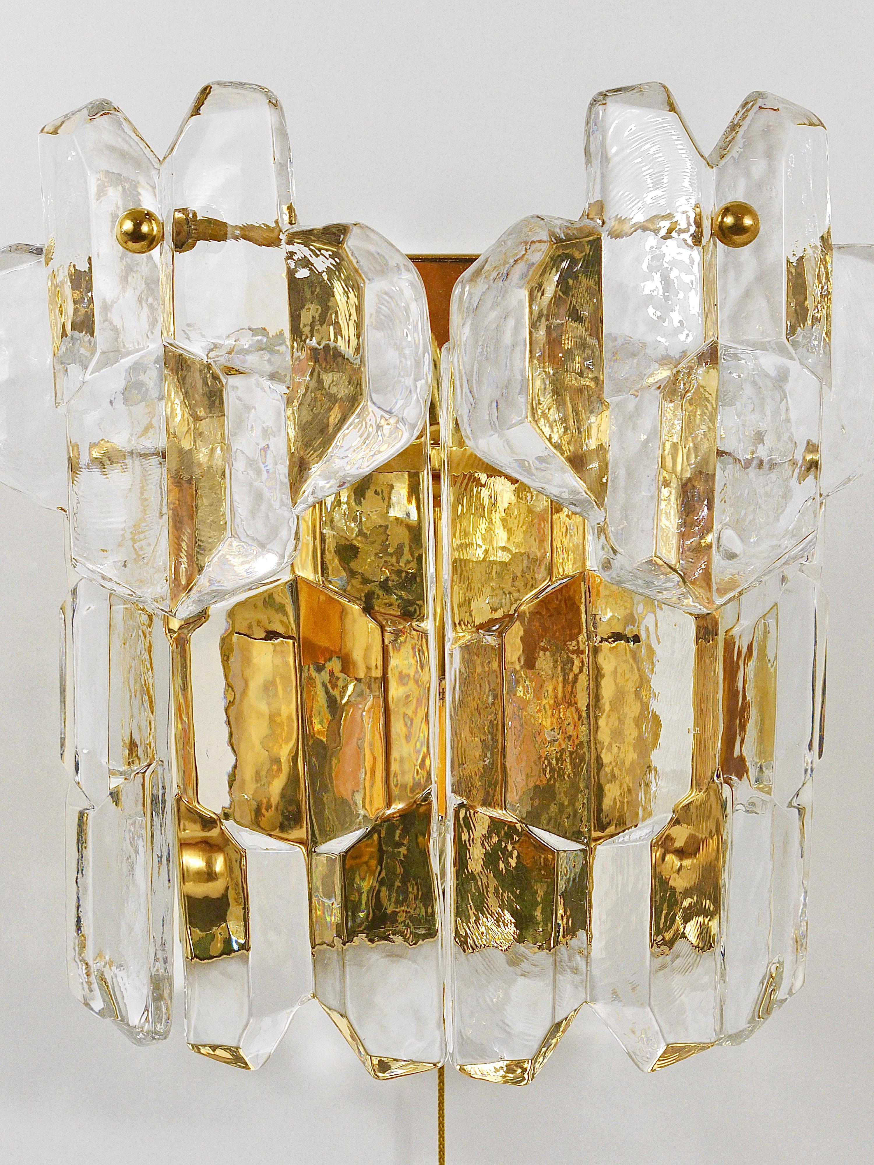 J. T. Kalmar Large Palazzo Midcentury in ottone dorato con 6 cristalli a forma di ghiacciaio in vendita 1