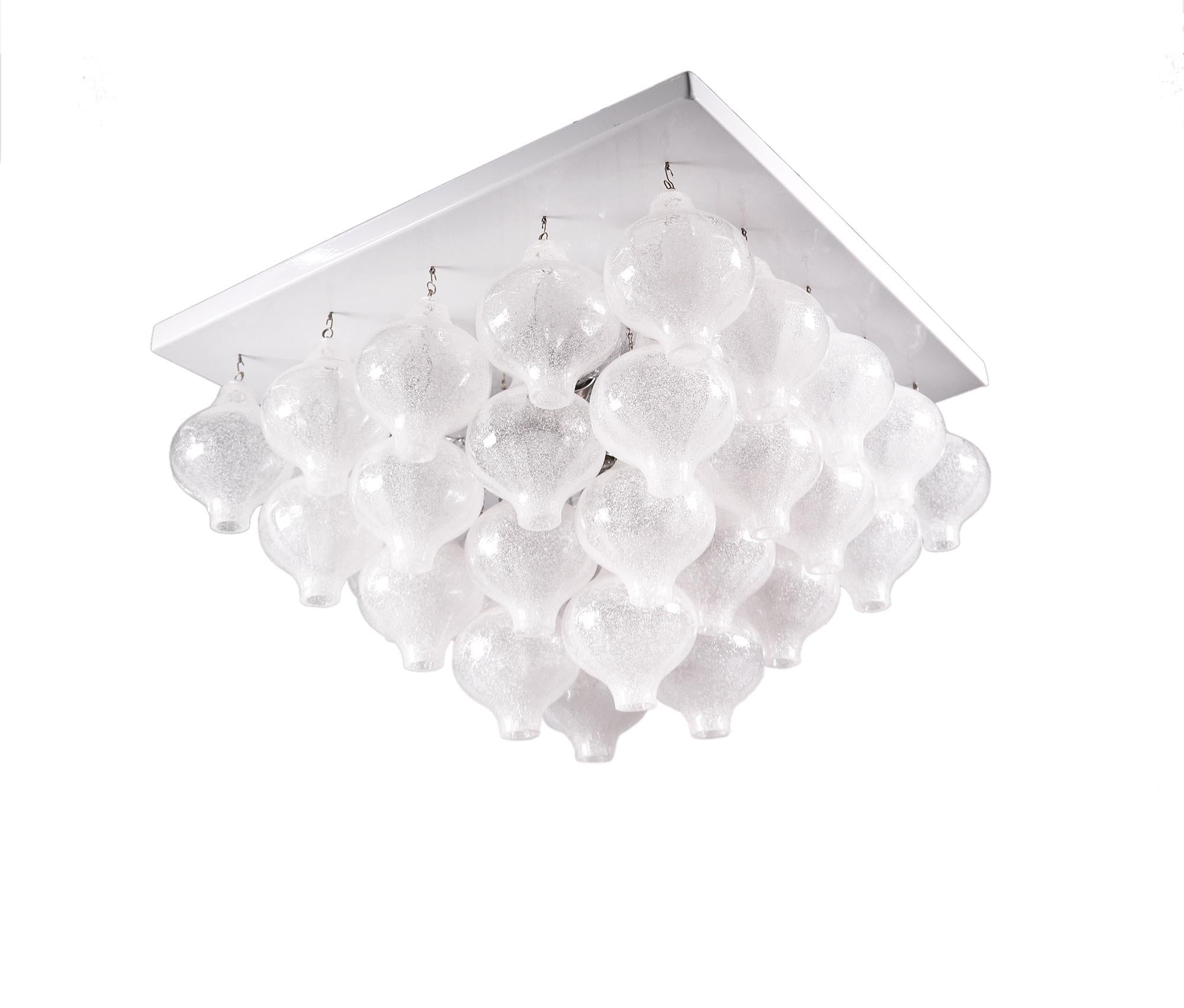 Splendido lampadario da incasso a piramide con vetri bianchi di Murano Tulipan su una struttura in nichel. Le sfere di vetro a forma di cipolla, realizzate a mano, pendono da catene attaccate a una base rettangolare laccata bianca. Il lampadario si