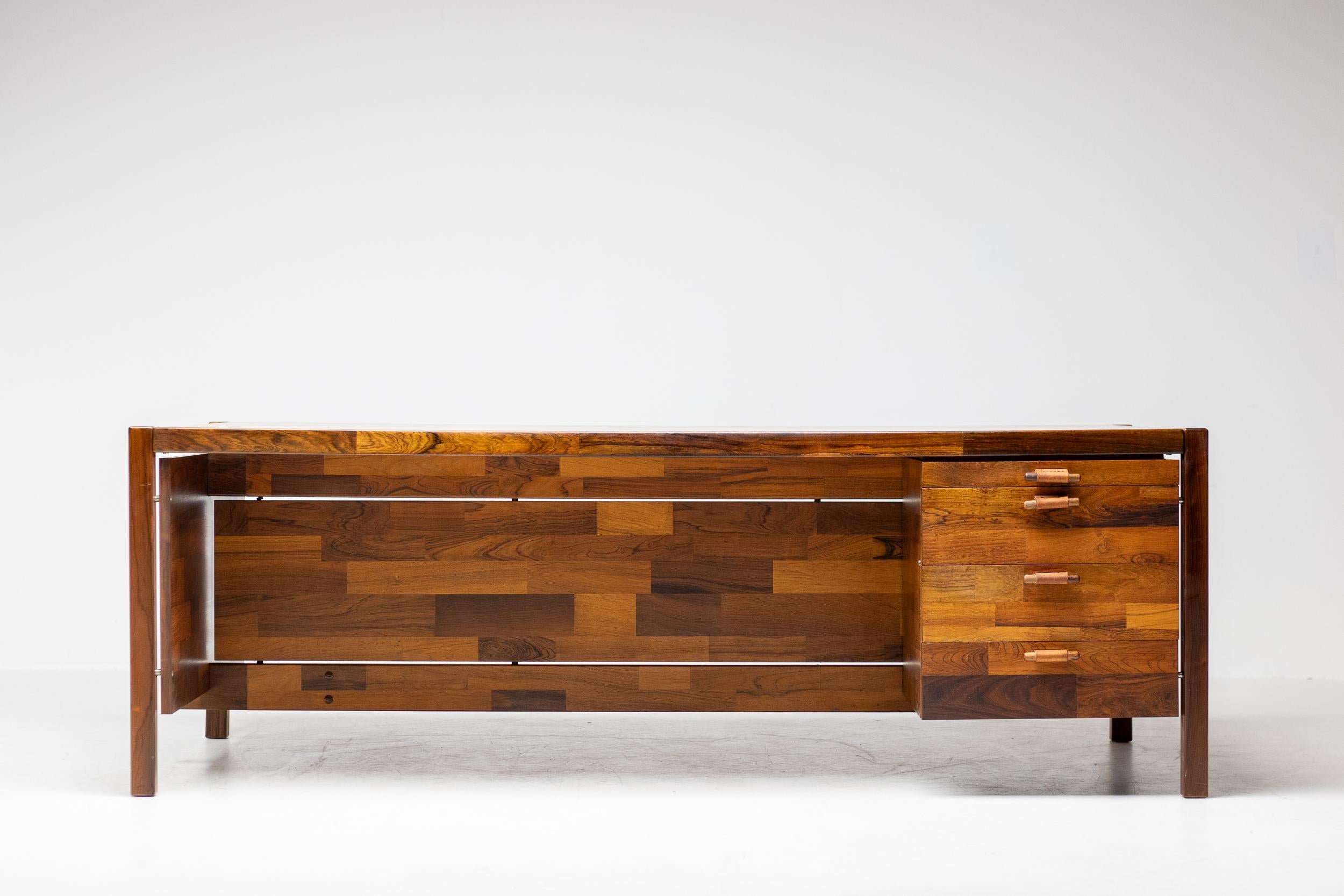 Schöner großer Schreibtisch, entworfen von Jorge Zalszupin, hergestellt von L'Atelier San Paulo, um 1960. 
Hergestellt aus hochwertigem Jacaranda-Holz. Der Schreibtisch hat vier Schubladen mit sehr gut verarbeiteten Griffen aus Jacarandaholz und