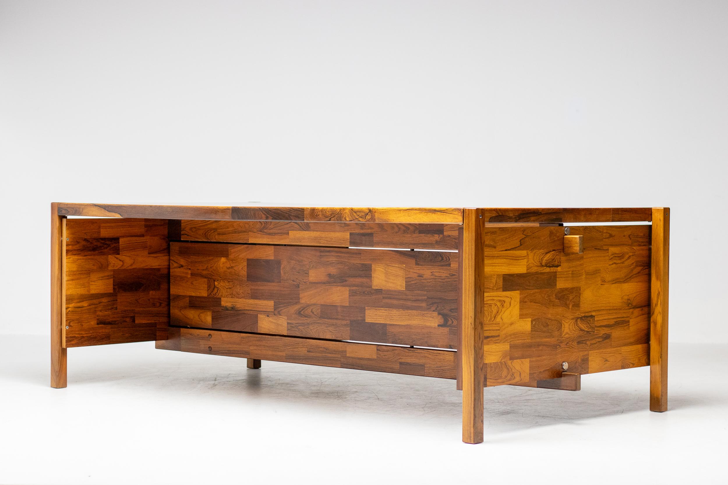 Großer Chefschreibtisch aus Jacaranda von Jorge Zalszupin von L'Atelier San Paulo, 1960 (20. Jahrhundert) im Angebot